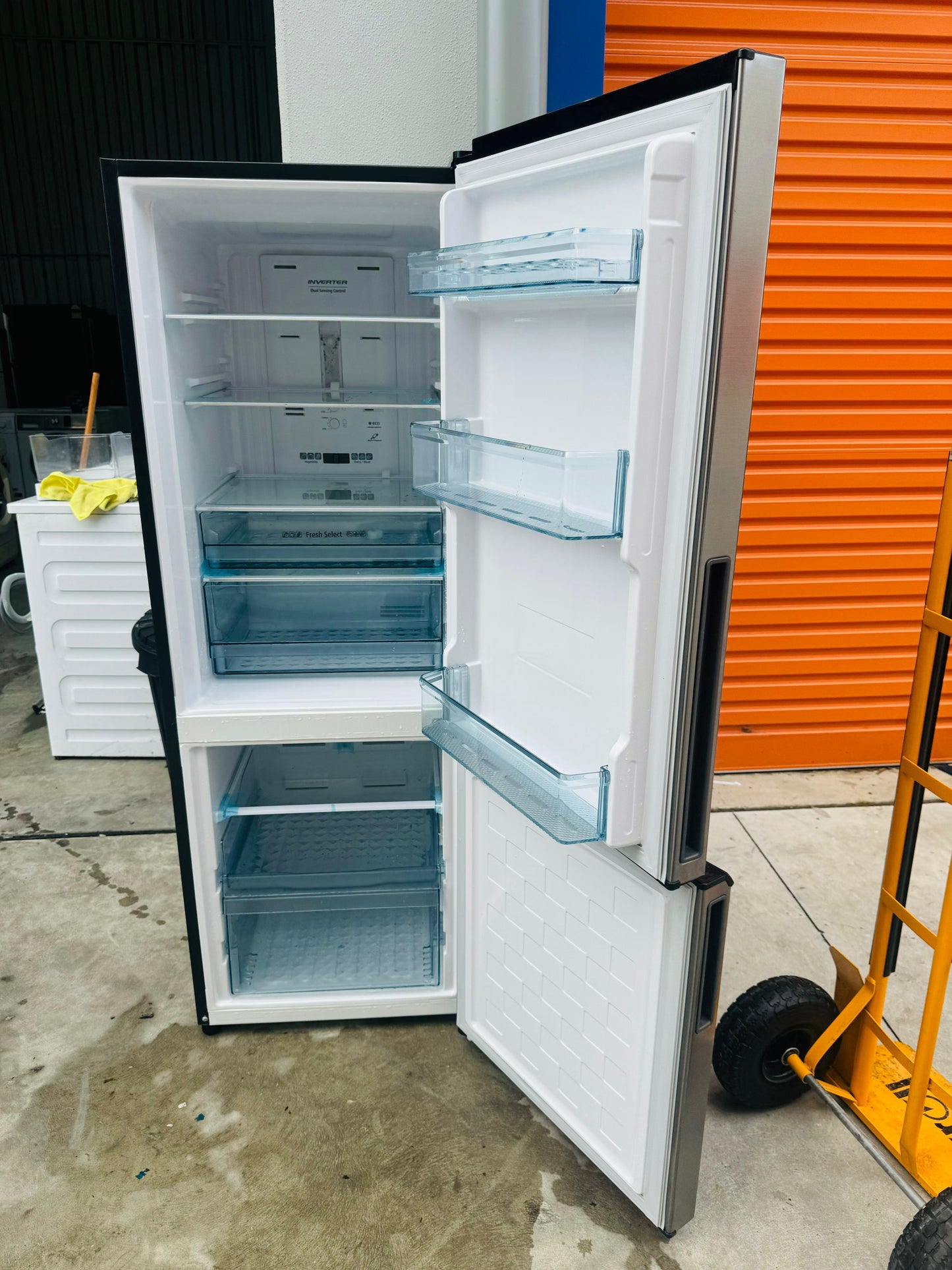 **HITACHI 303 LITRES FRIDGE FREEZER**