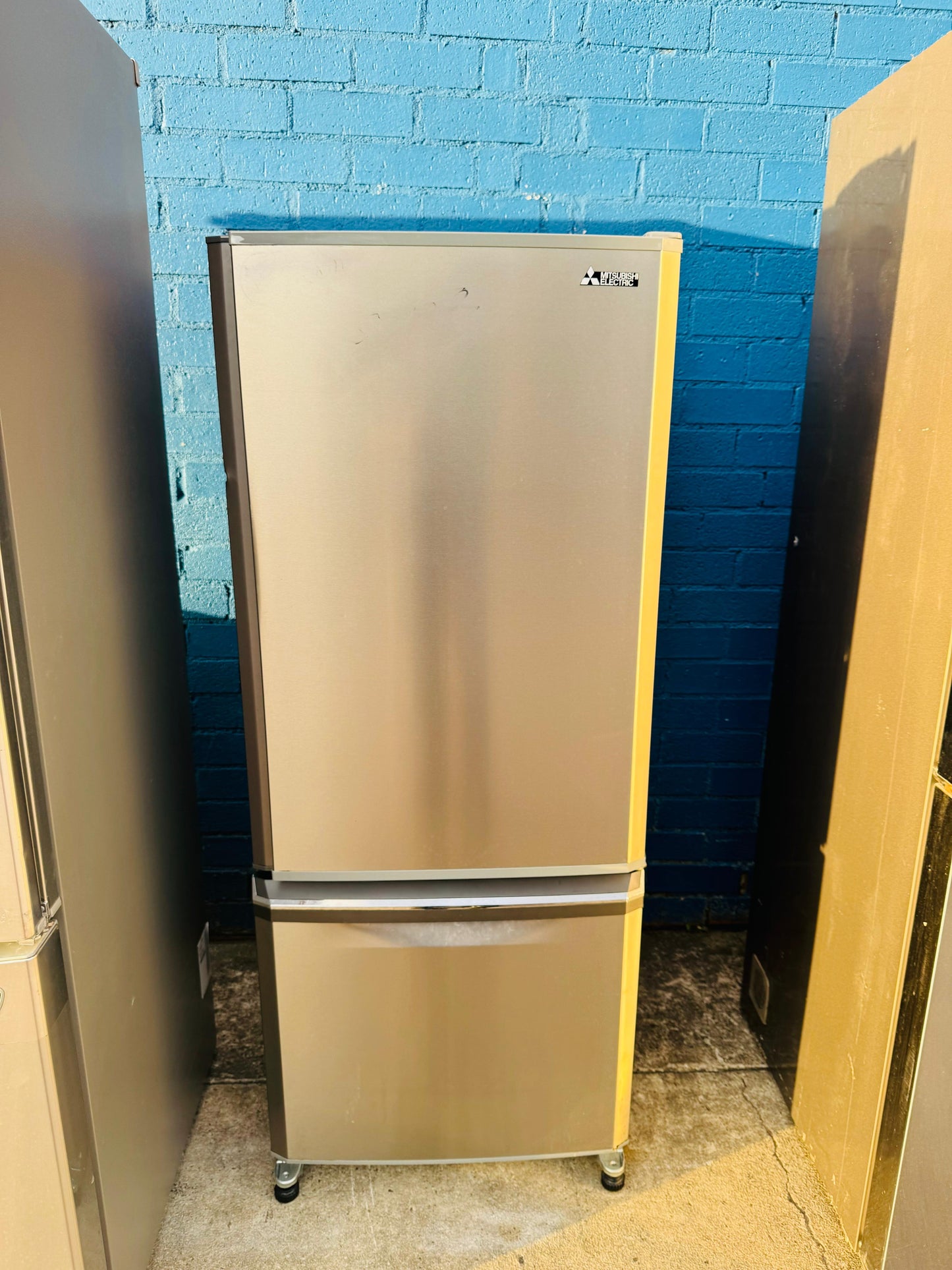 **MITSUBISHI 325 LITRES FRIDGE FREEZER**
