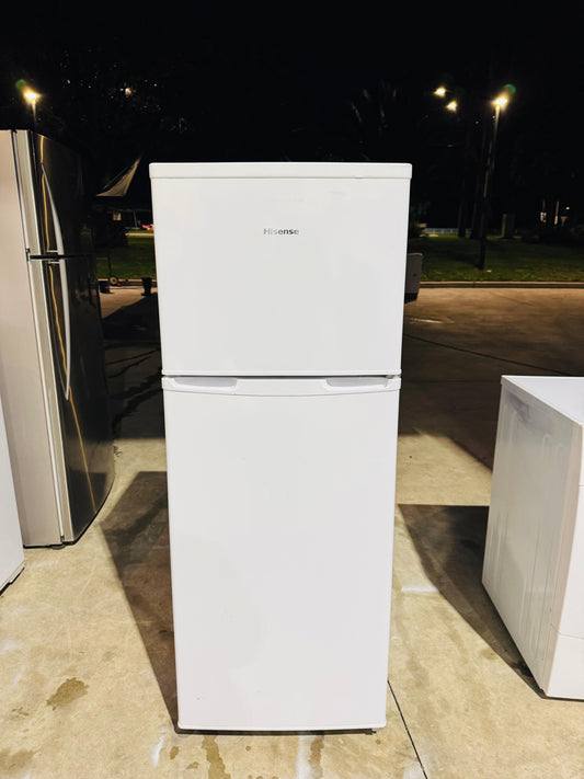 **HISENSE 221 LITRES FRIDGE FREEZER**