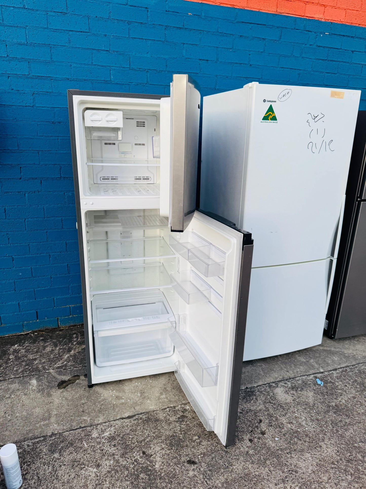 **WESTINGHOUSE 339 LITRES FRIDGE FREEZER**