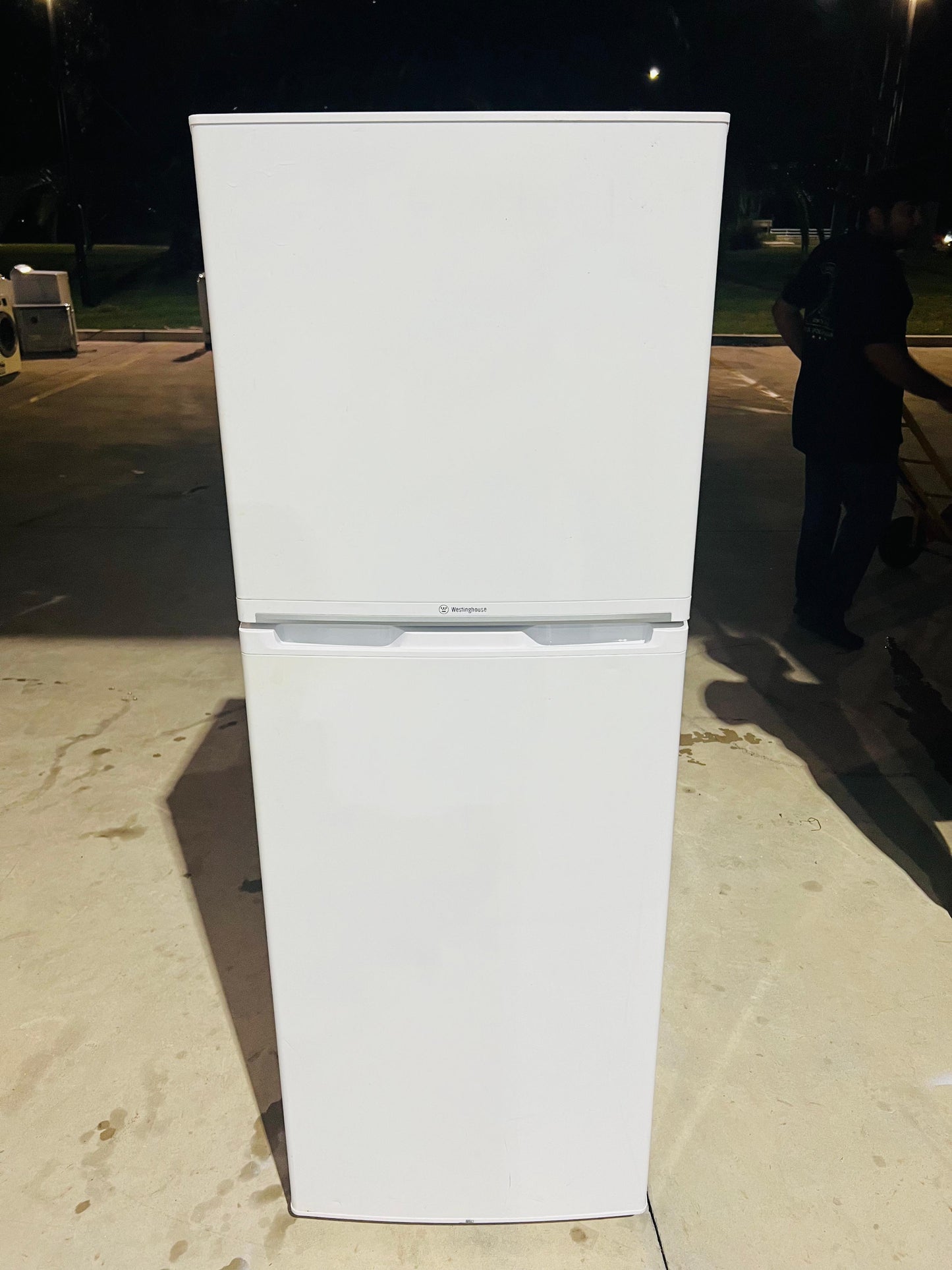 **WESTINGHOUSE 250 LITERS FRIDGE FREEZER**