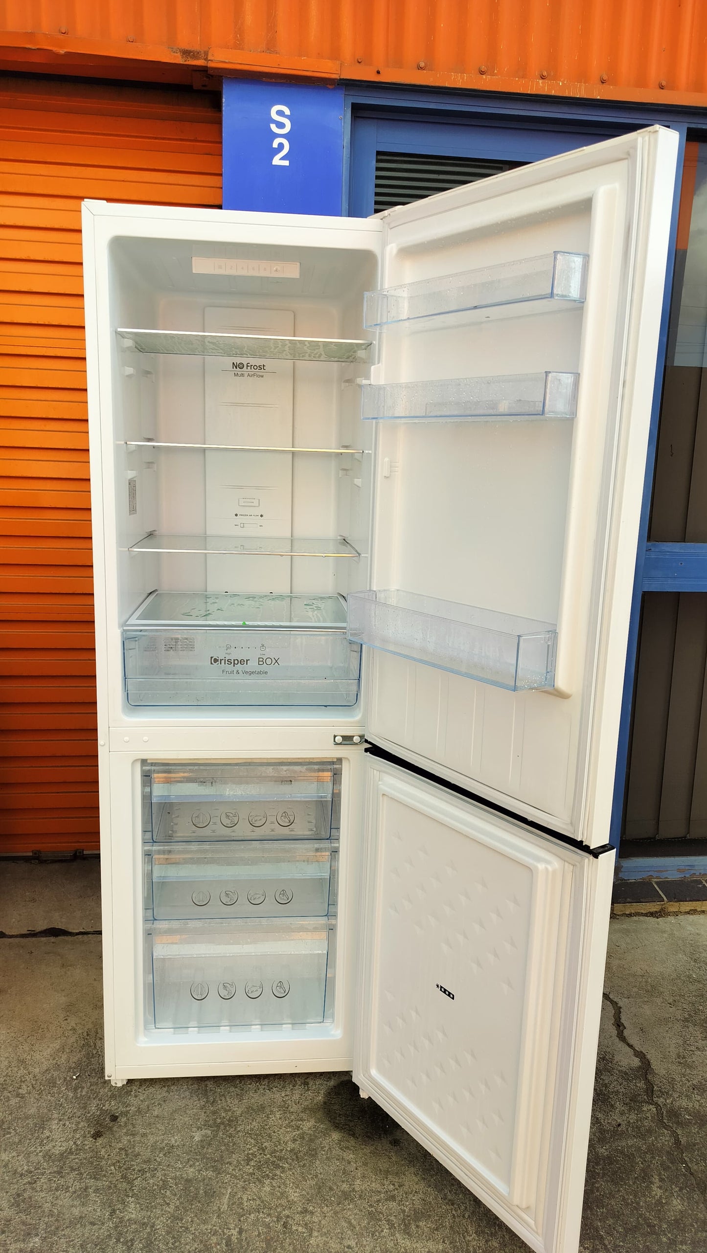 **CHIQ 251 LITRES FRIDGE FREEZER**