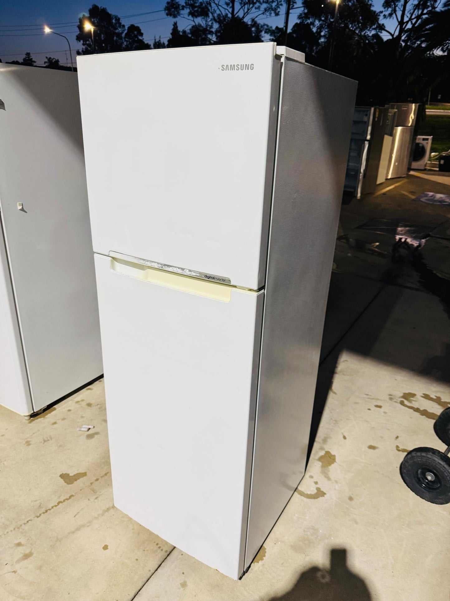 **SAMSUNG 341 LITRES FRIDGE FREEZER**