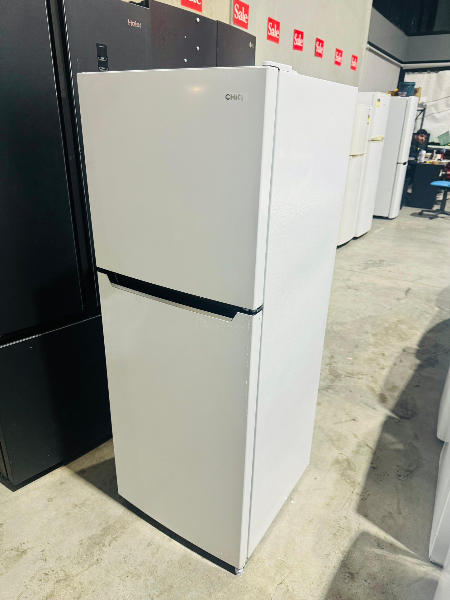 **CHIQ 202 LITRES FRIDGE FREEZER**