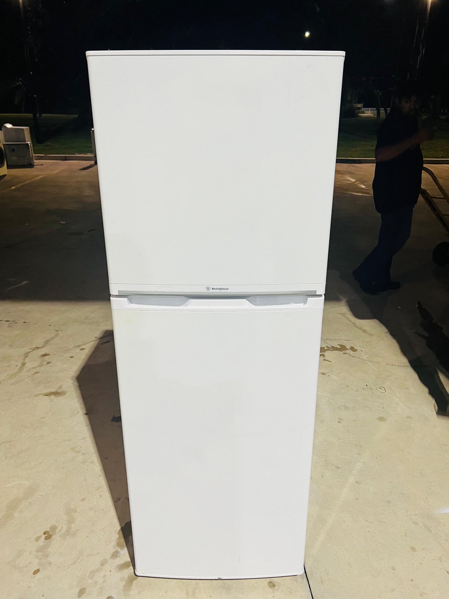 **WESTINGHOUSE 250 LITERS FRIDGE FREEZER**