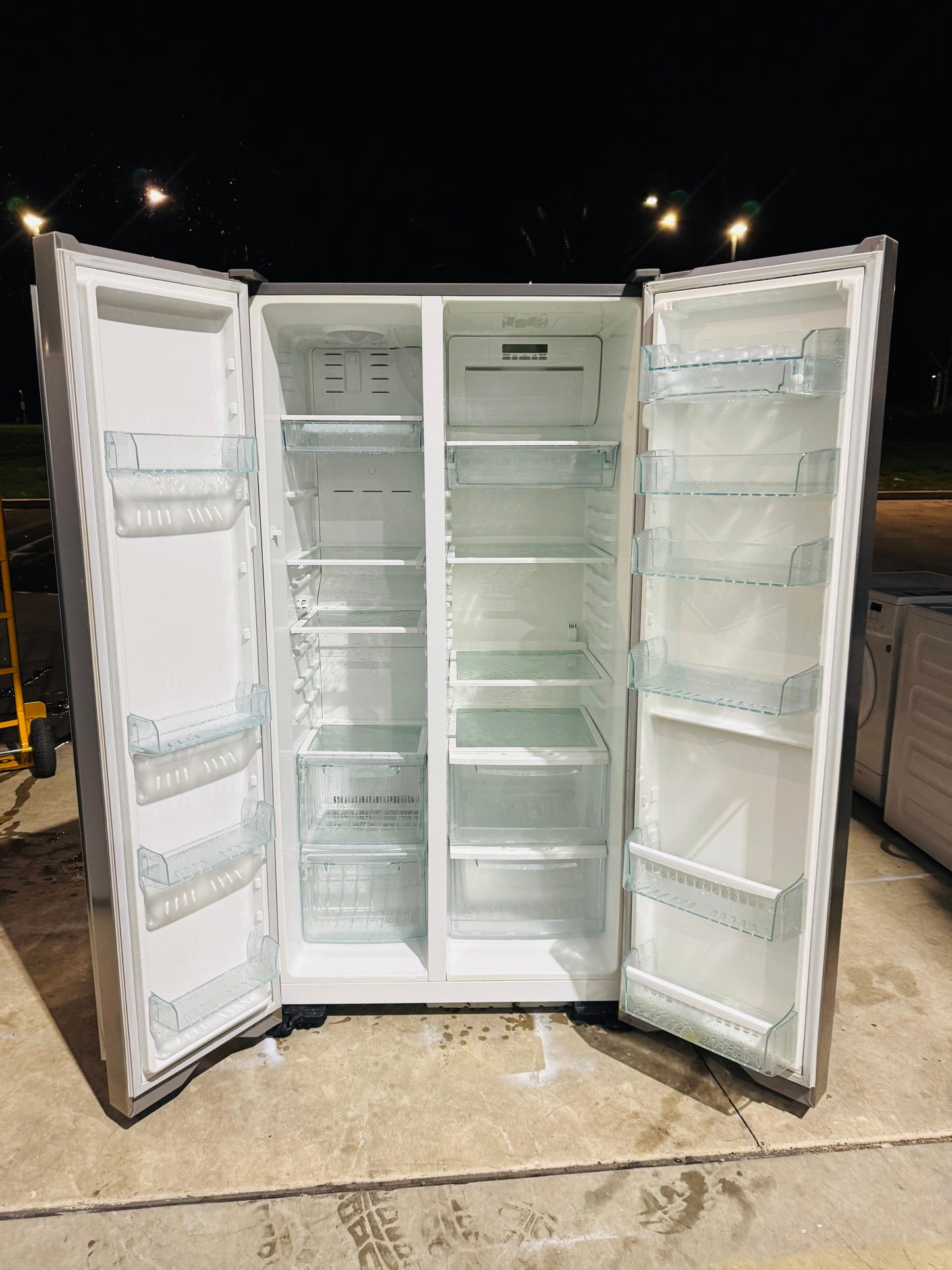 **WESTINGHOUSE SIDE BY SIDE 606 LITRES FRIDGE FREEZER**