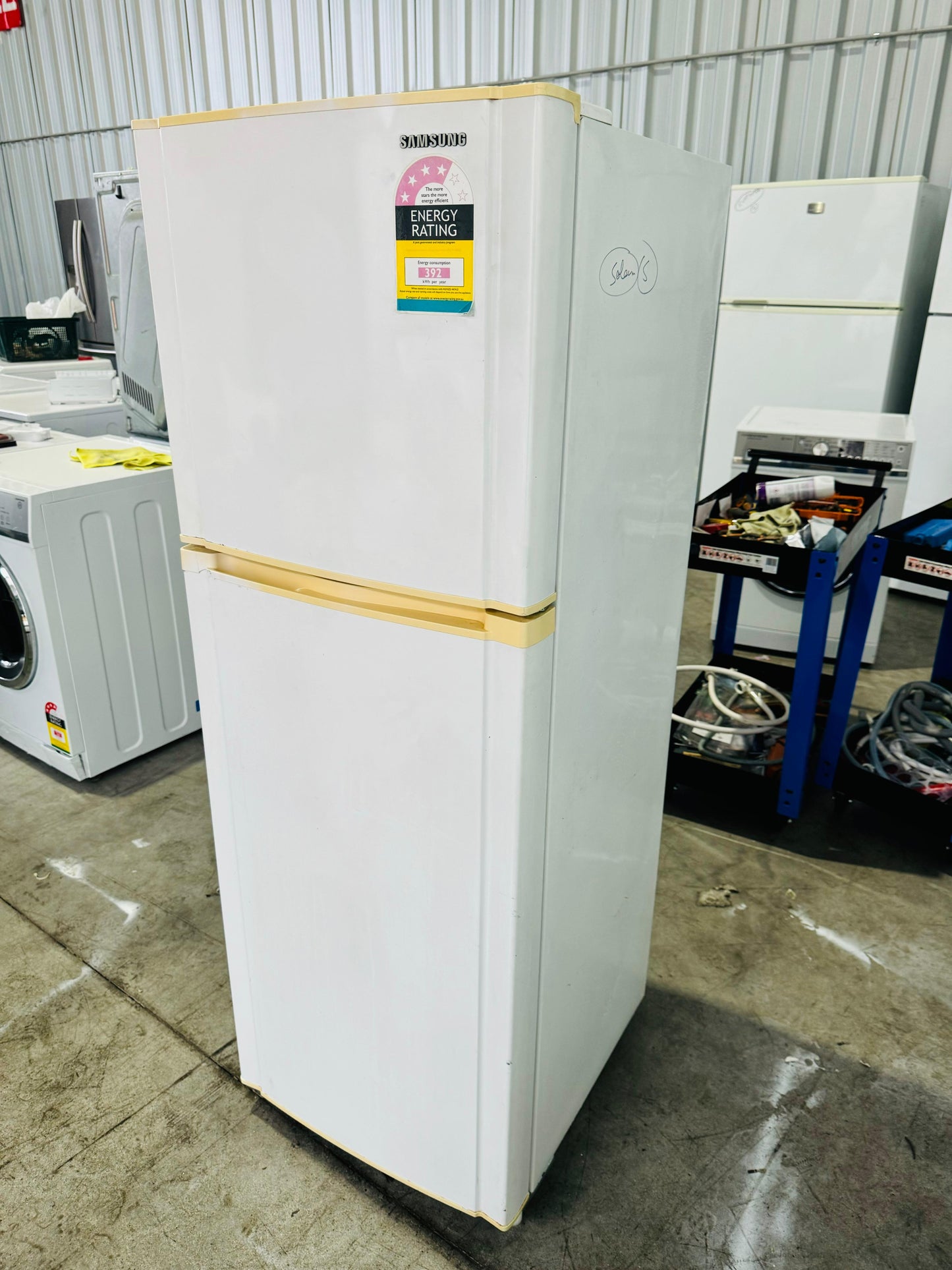 **SAMSUNG 244 LITRES FRIDGE FREEZER**