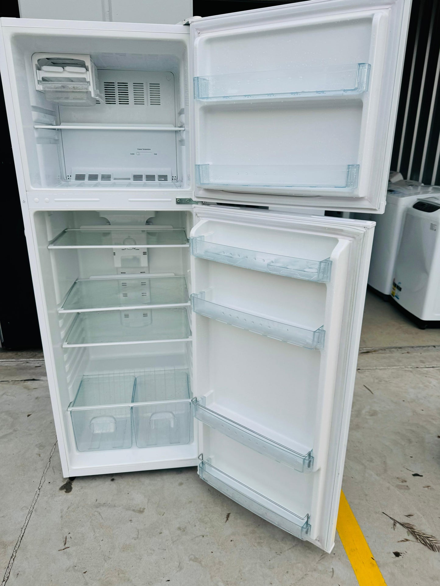 **HISENSE 342 LITRES FRIDGE FREEZER**