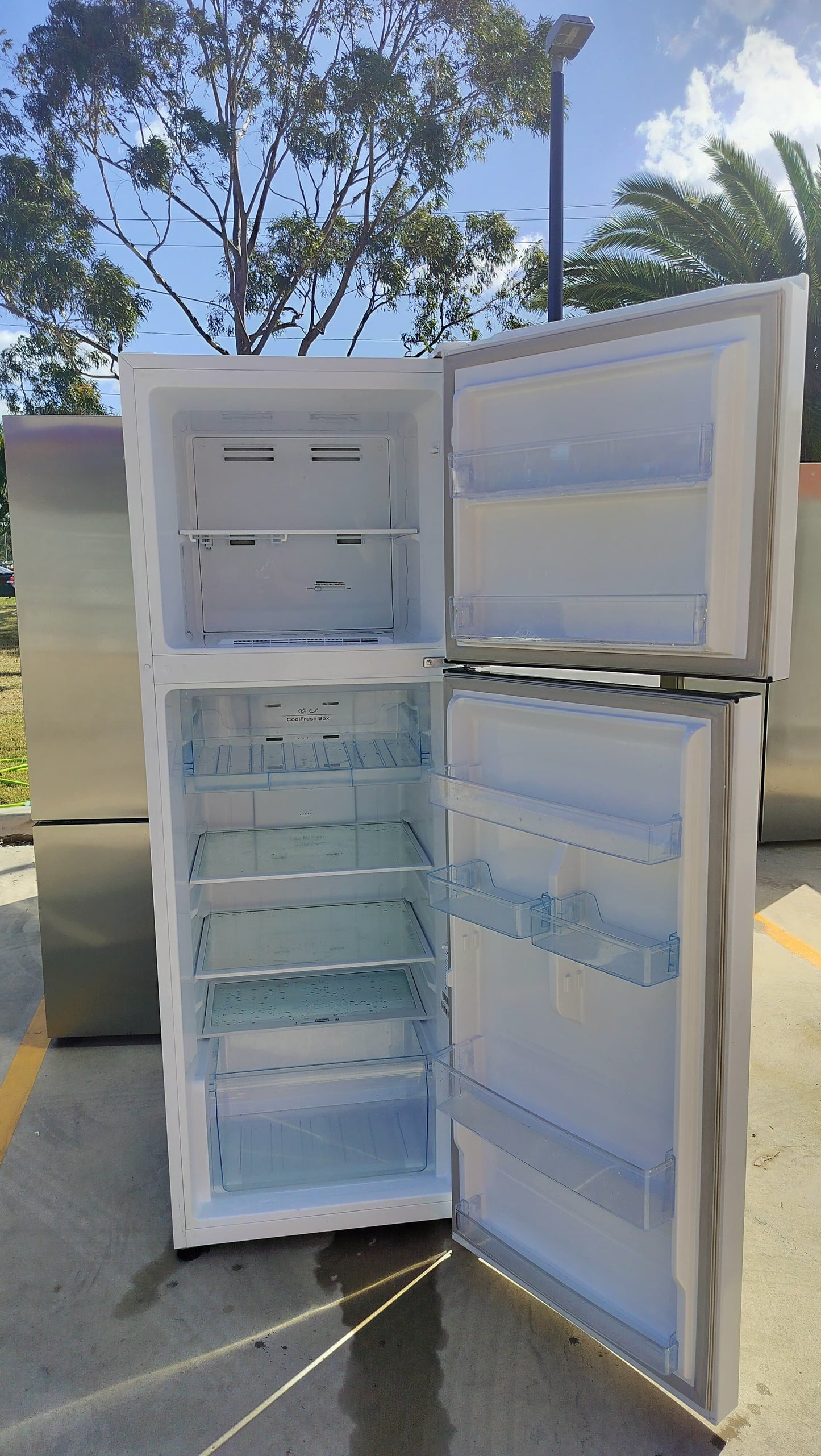 **HISENSE 350 LITRES FRIDGE FREEZER**