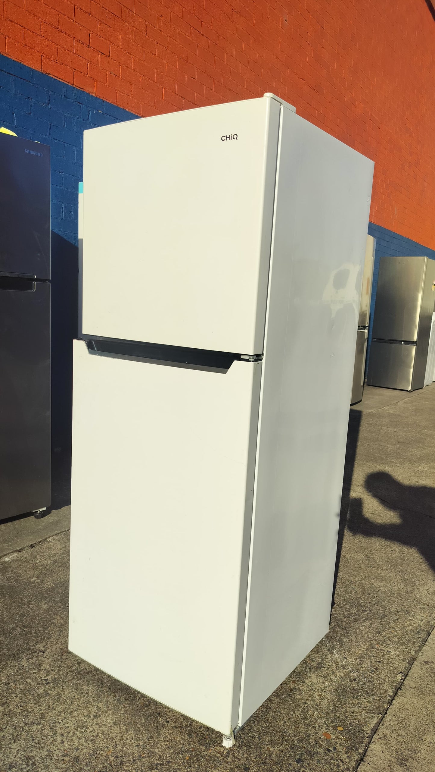 **CHIQ 216 LITRES FRIDGE FREEZER**