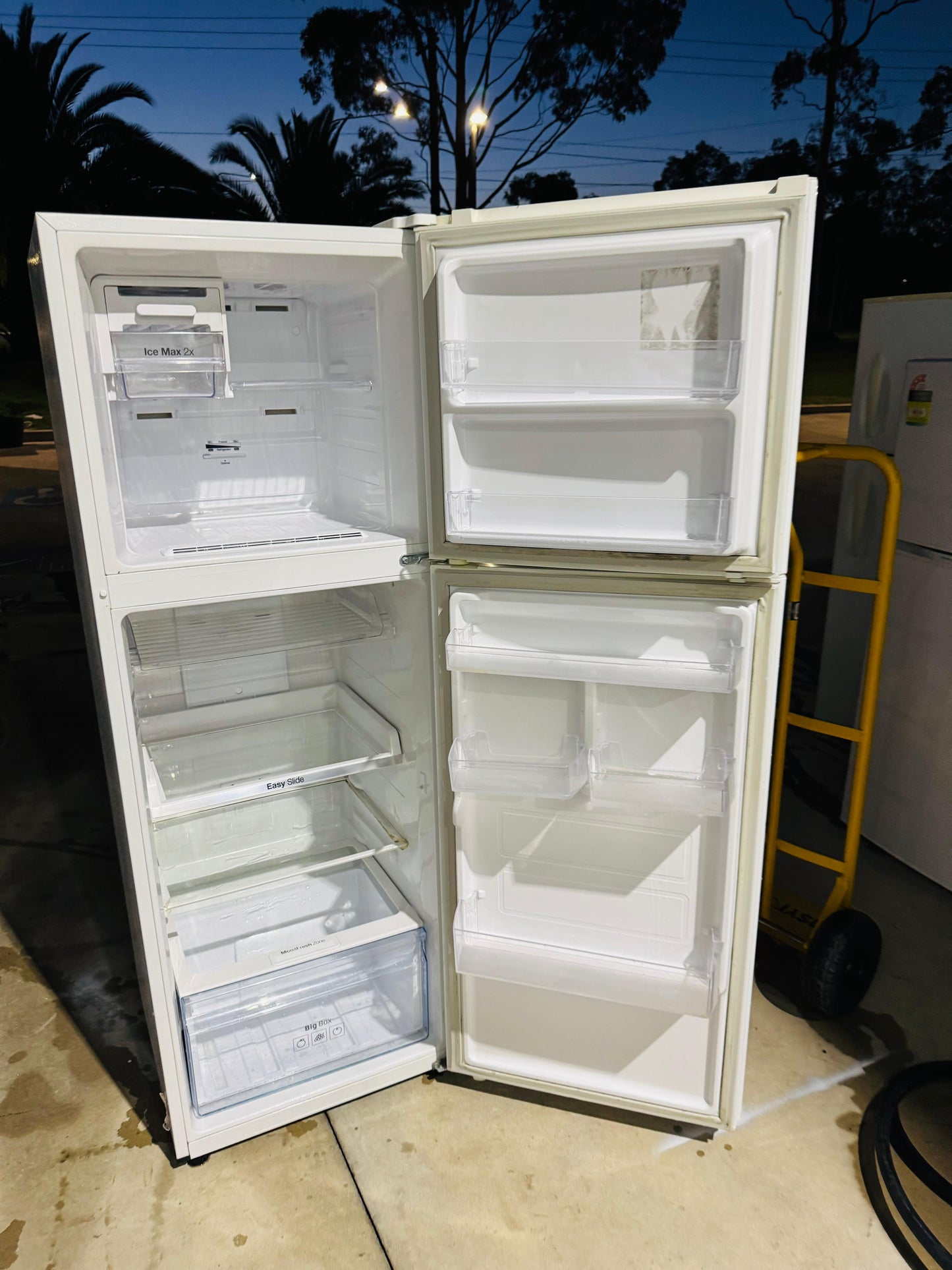 **SAMSUNG 341 LITRES FRIDGE FREEZER**