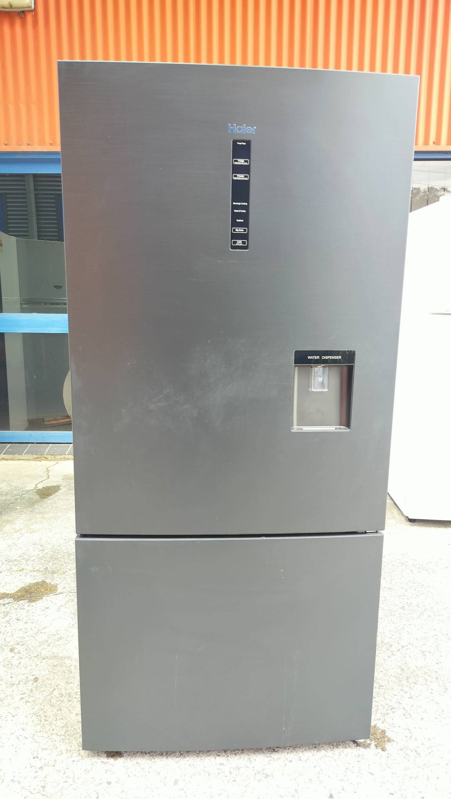 **HAIER 517 LITRES FRIDGE FREEZER & WATER DISPENSER **