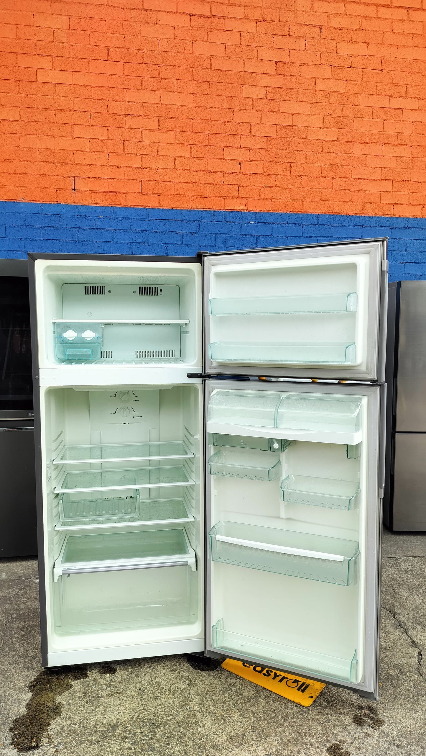 **WESTINGHOUSE 390 LITRES FRIDGE FREEZER**