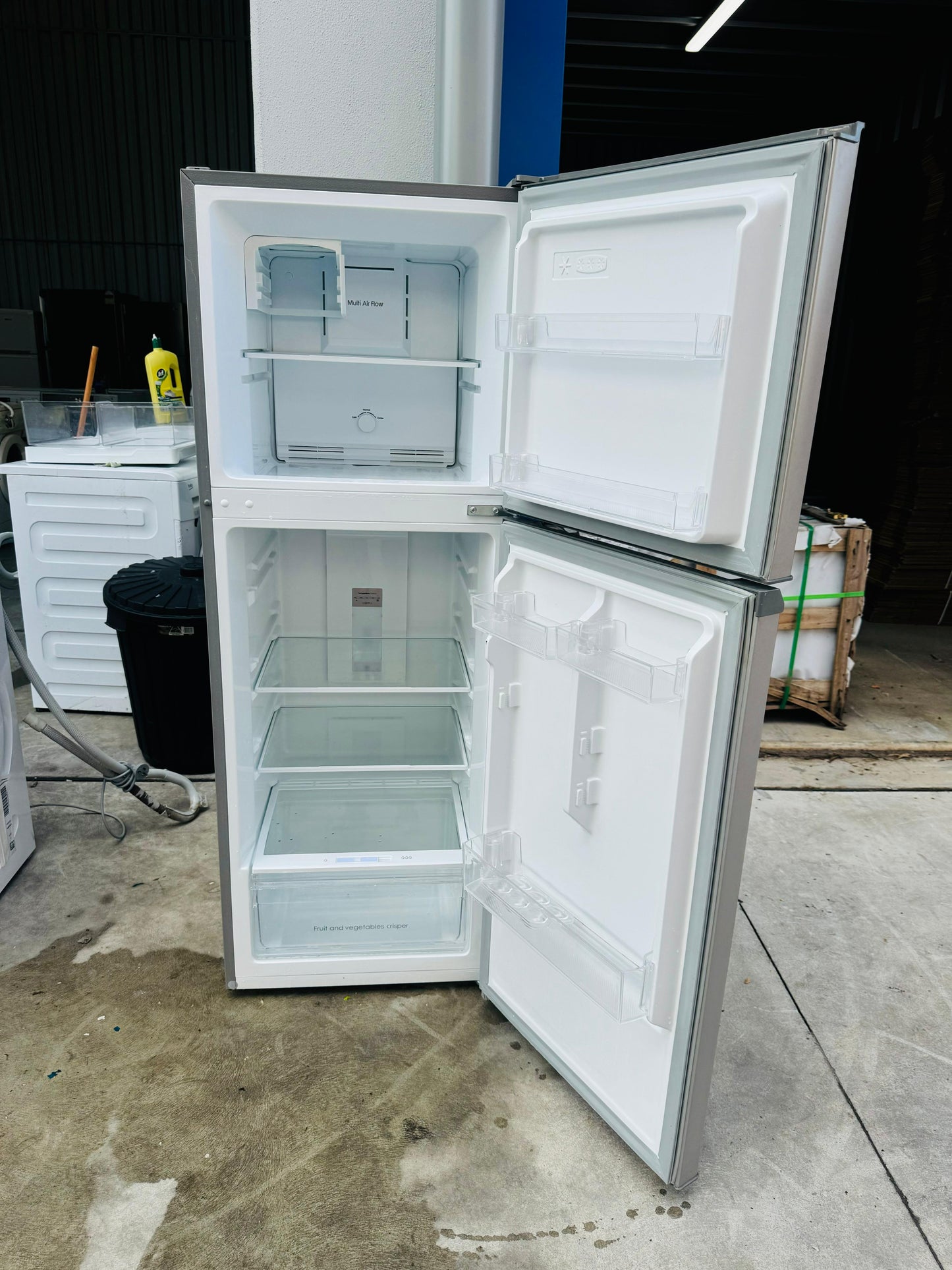 **KOGAN 239 LITRES FRIDGE FREEZER**