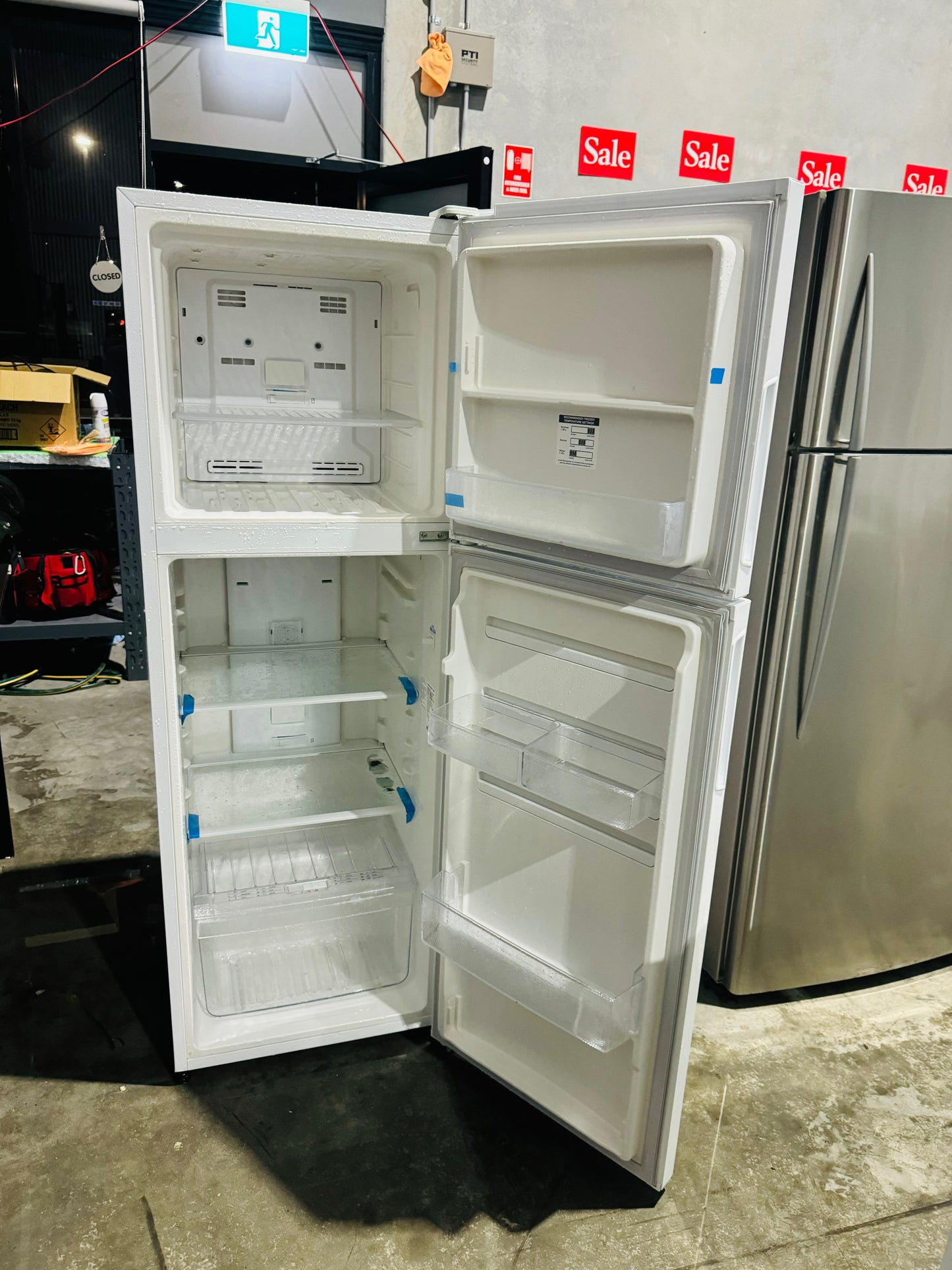 **KELVINATOR 275 LITRES FRIDGE FREEZER**