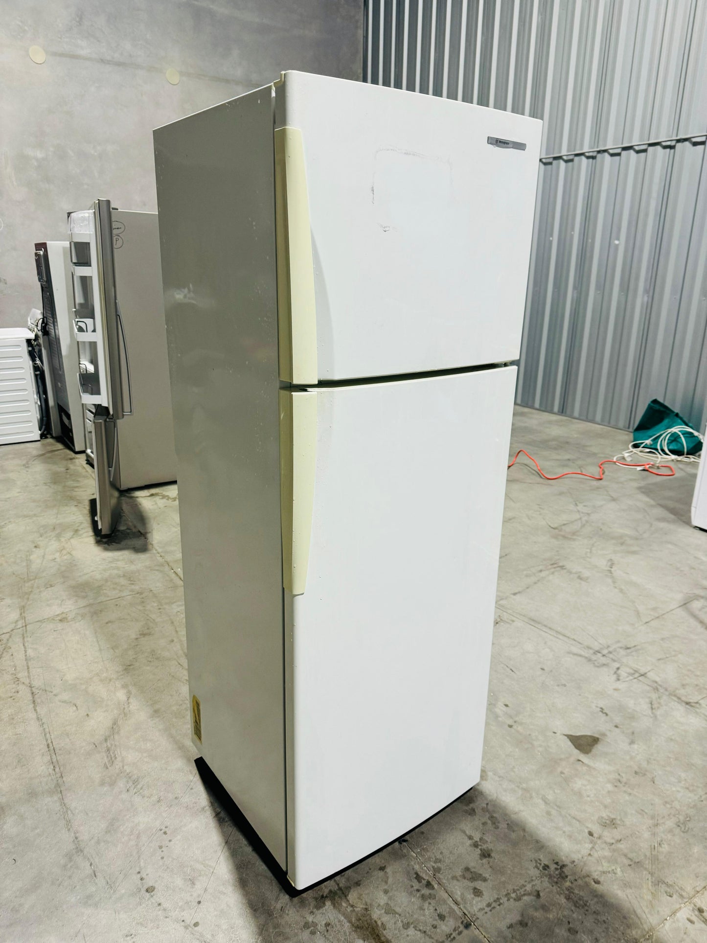 **WESTINGHOUSE 328 LITRES FRIDGE FREEZER**