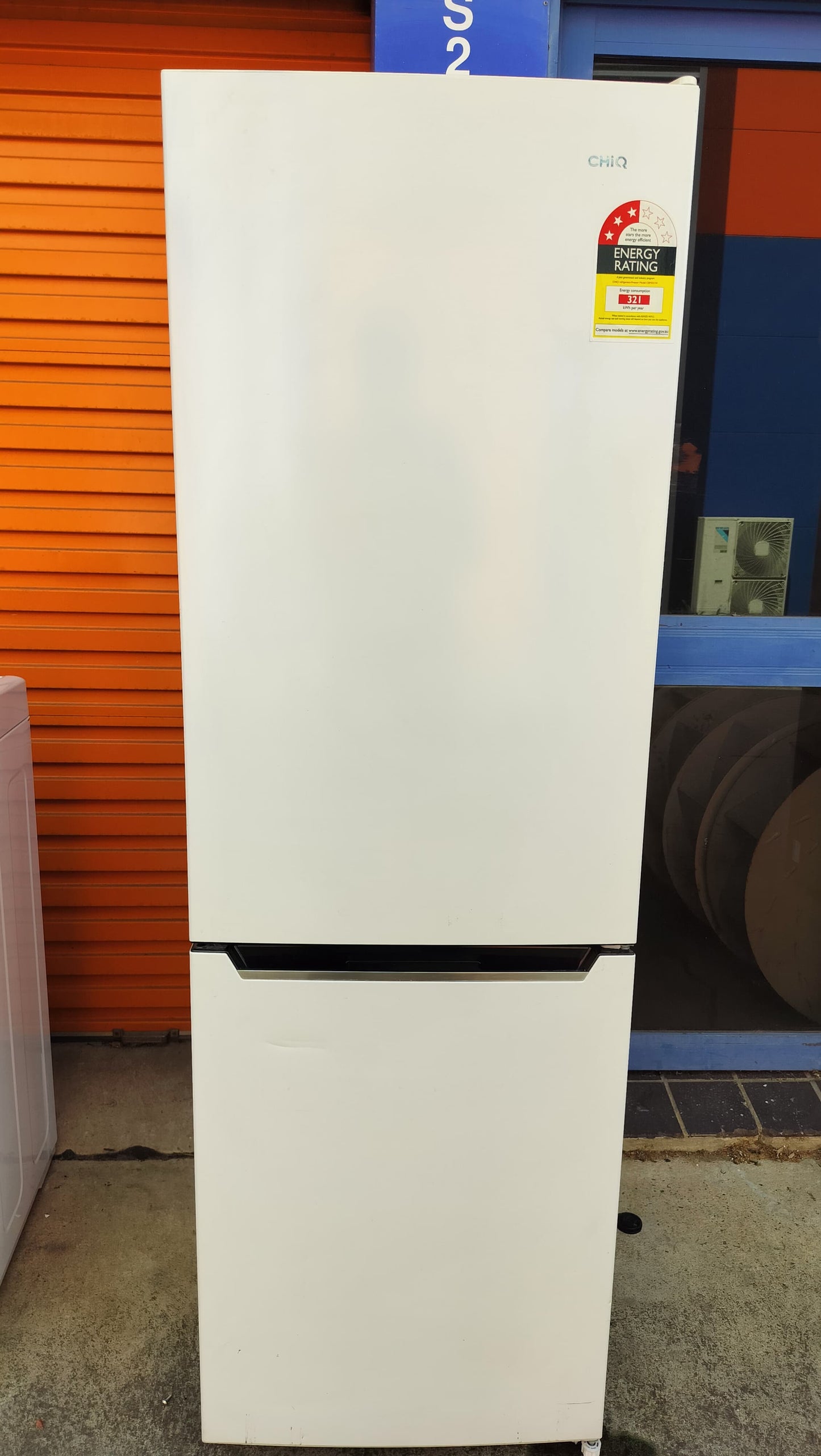 **CHIQ 251 LITRES FRIDGE FREEZER**