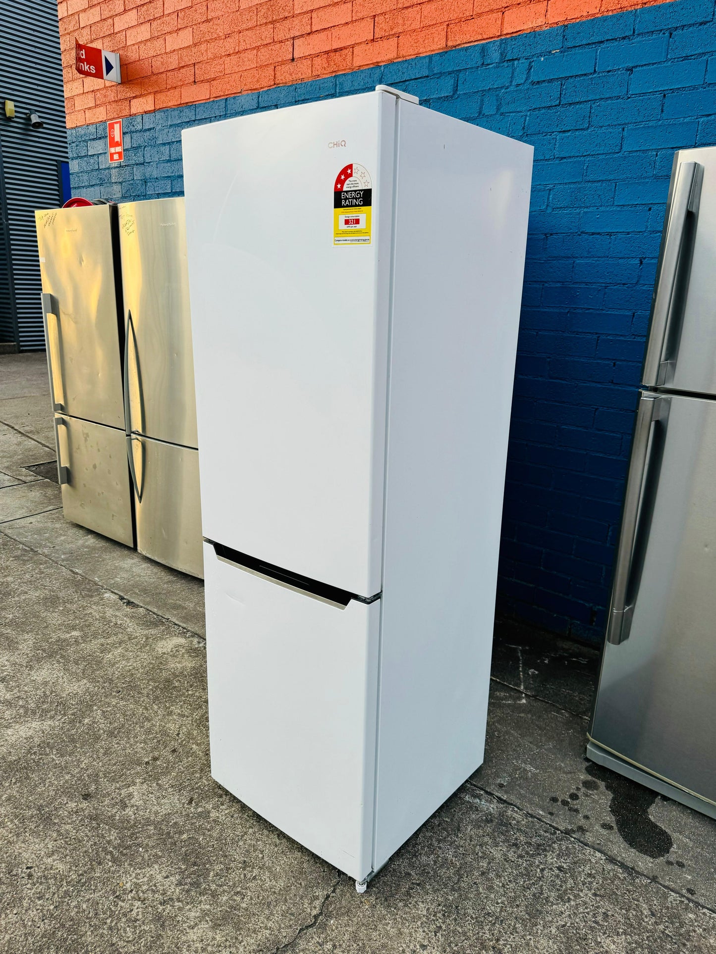 **CHIQ 251 LITRES FRIDGE FREEZER**