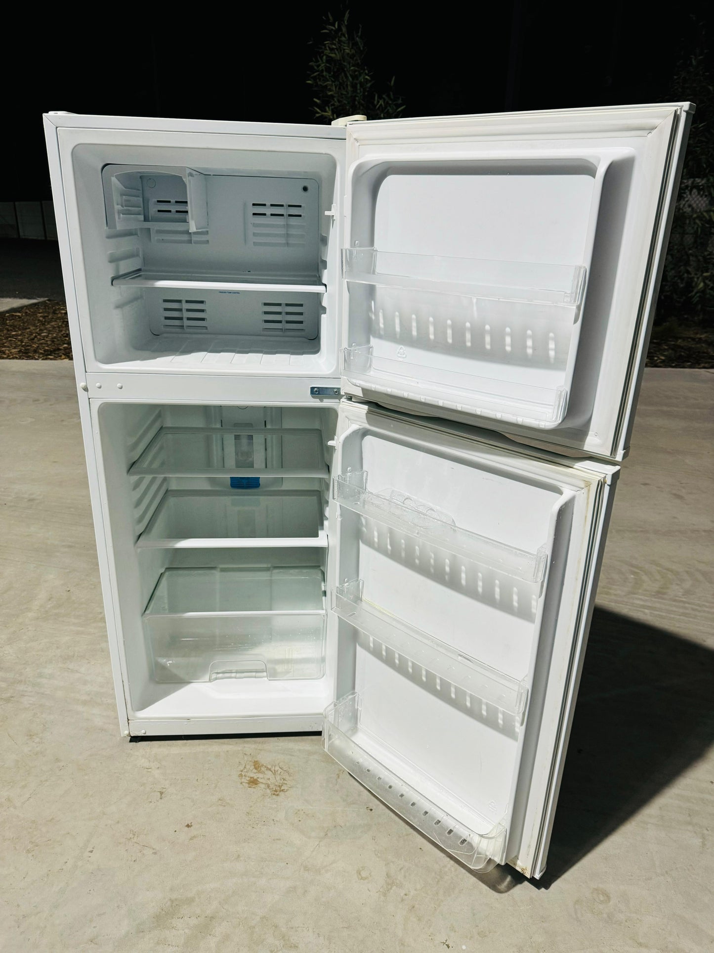 **STIRLING 215 LITRES FRIDGE FREEZER**