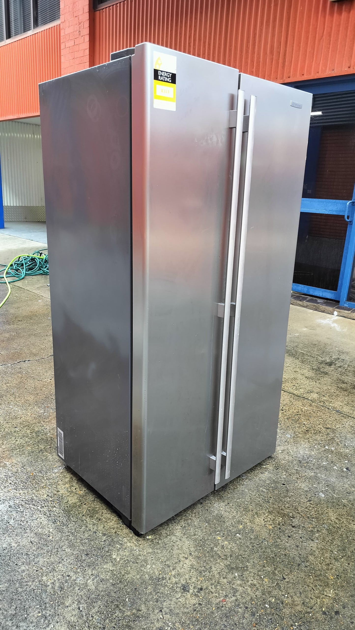 **WESTINGHOUSE SIDE BY SIDE 606 LITRES FRIDGE FREEZER**