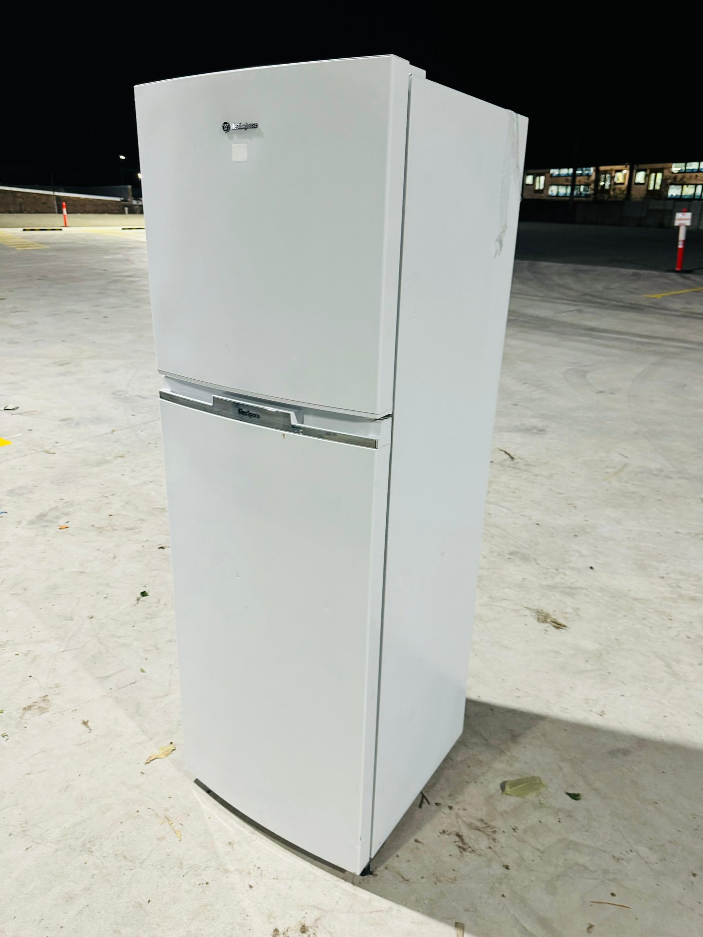 **WESTINGHOUSE 276 LITRES FRIDGE FREEZER**