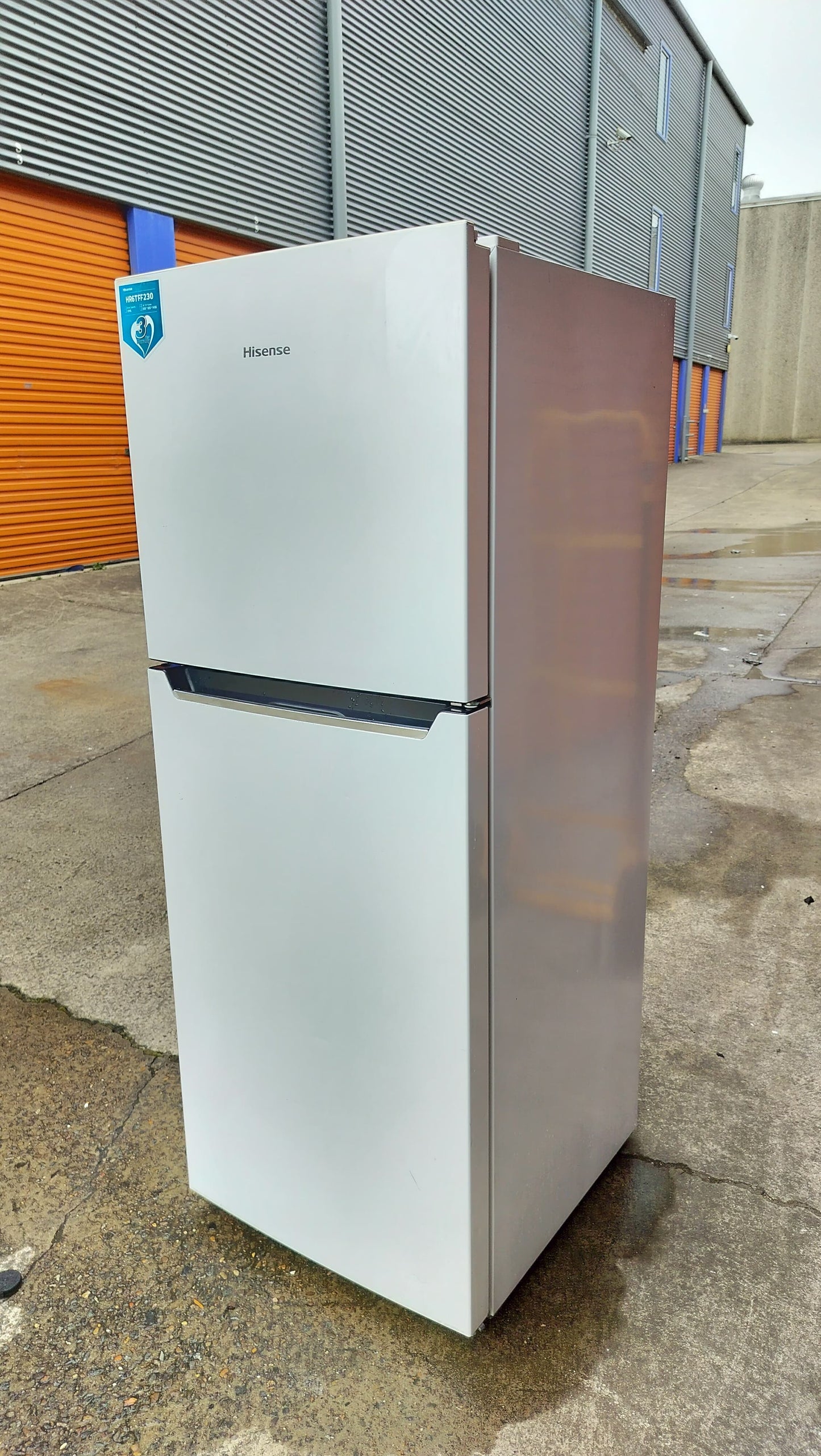 **HISENSE 230 LITERS FRIDGE & FREEZER**