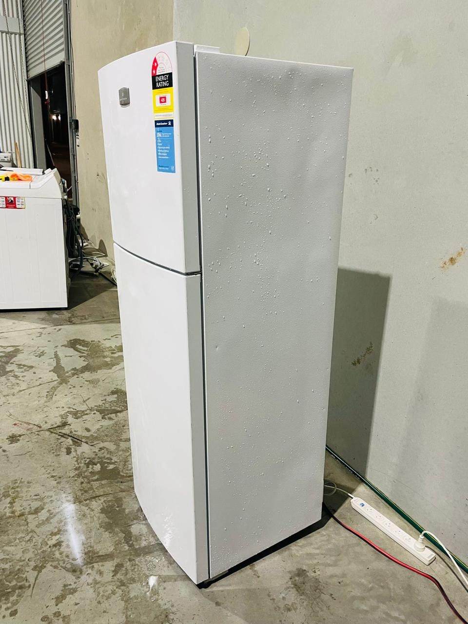 **KELVINATOR 276 LITRES FRIDGE FREEZER**