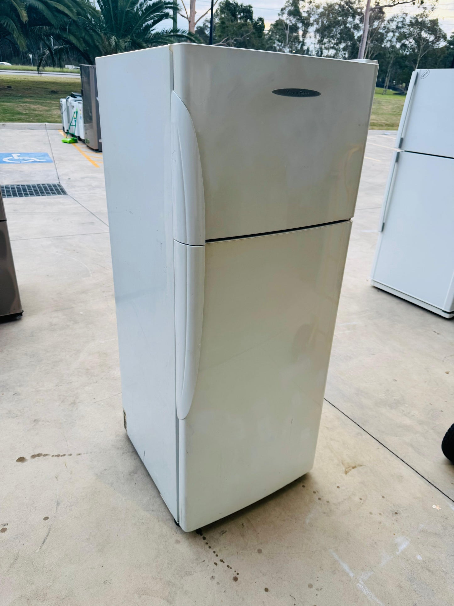 **FISHER & PAYKEL 380 LITRES FRIDGE FREEZER**