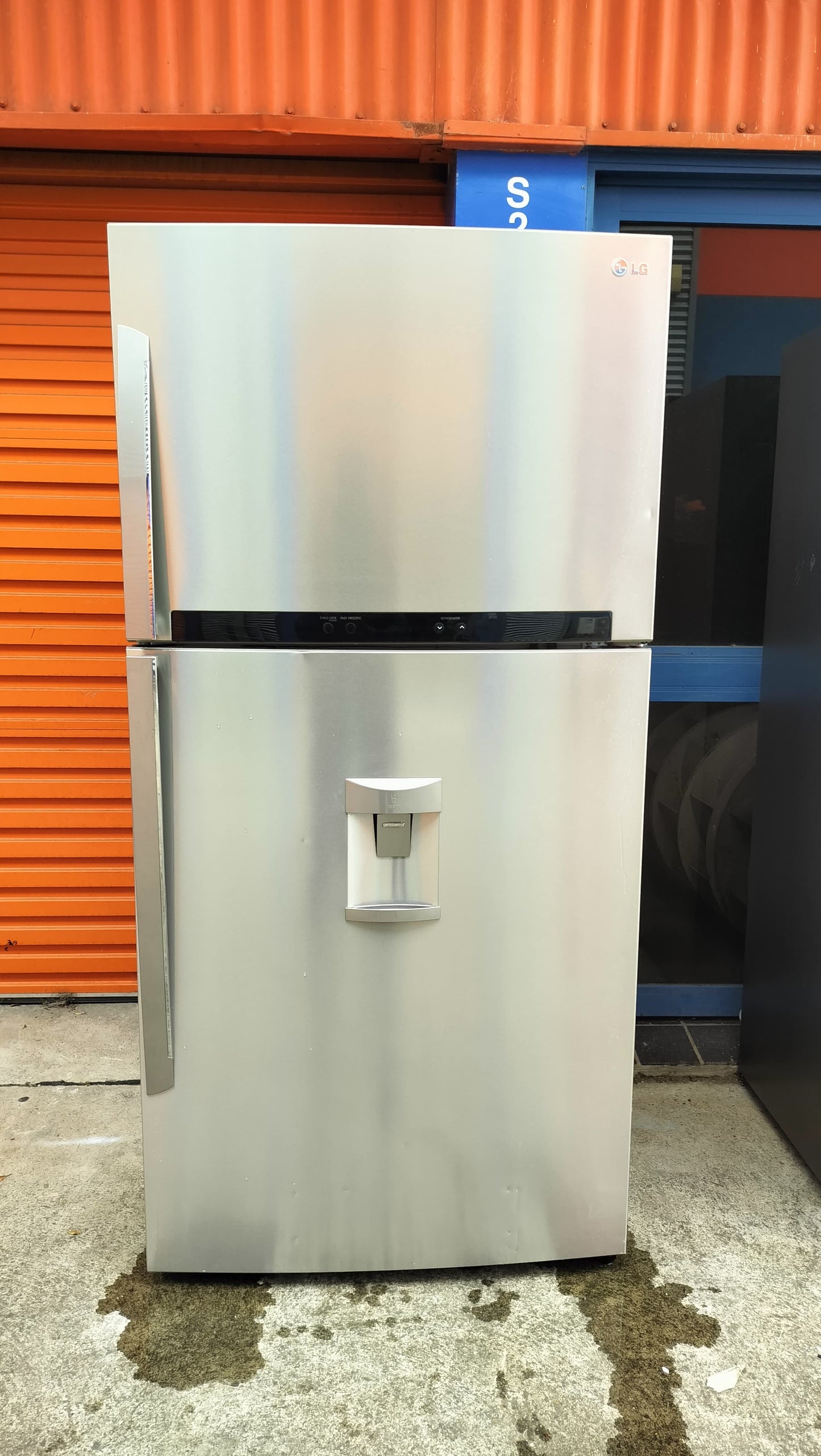 **LG 558 LITRES FRIDGE FREEZER & WATER DISPENSER**