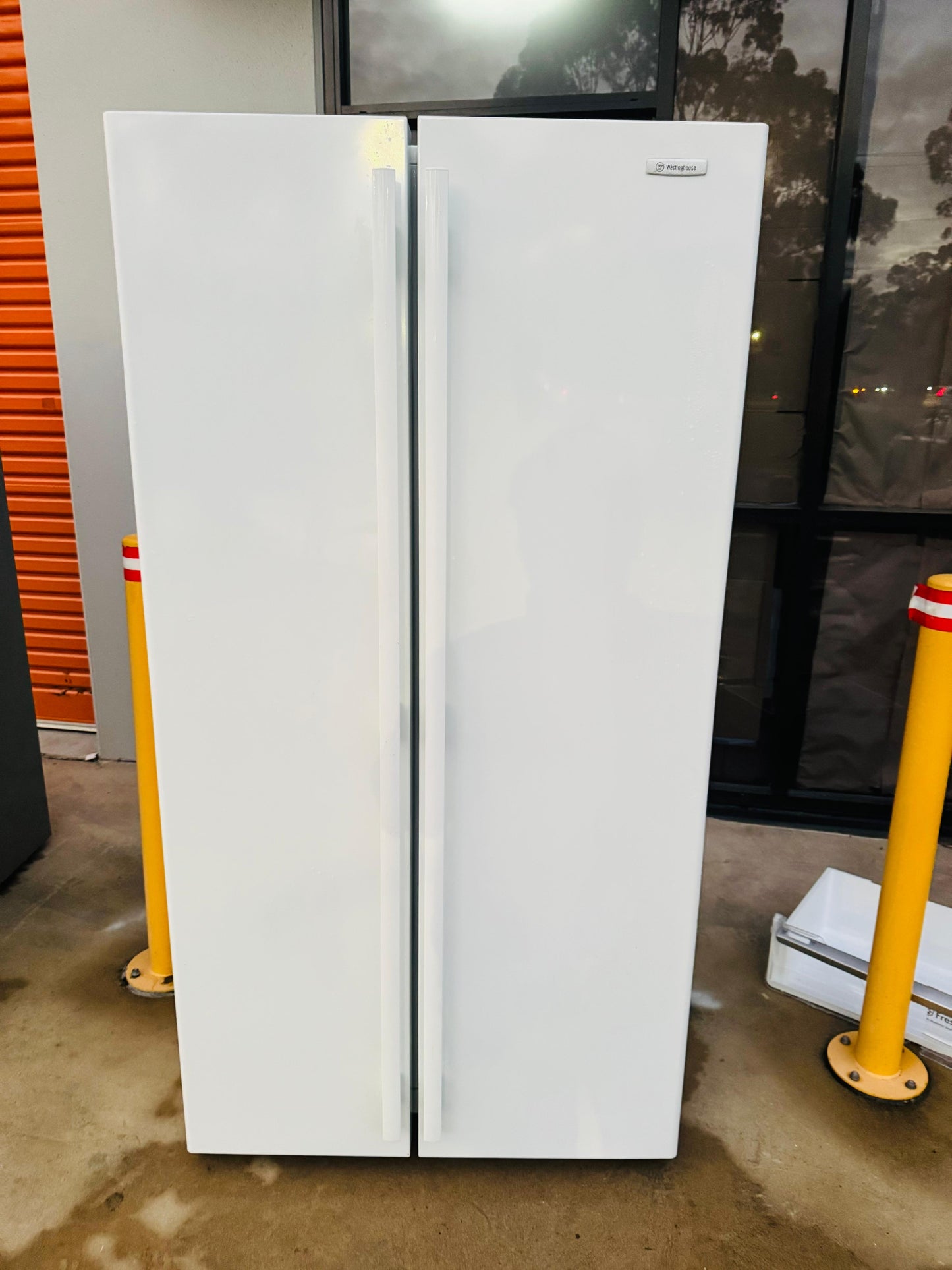 **WESTINGHOUSE SIDE BY SIDE 606 LITRES FRIDGE FREEZER**