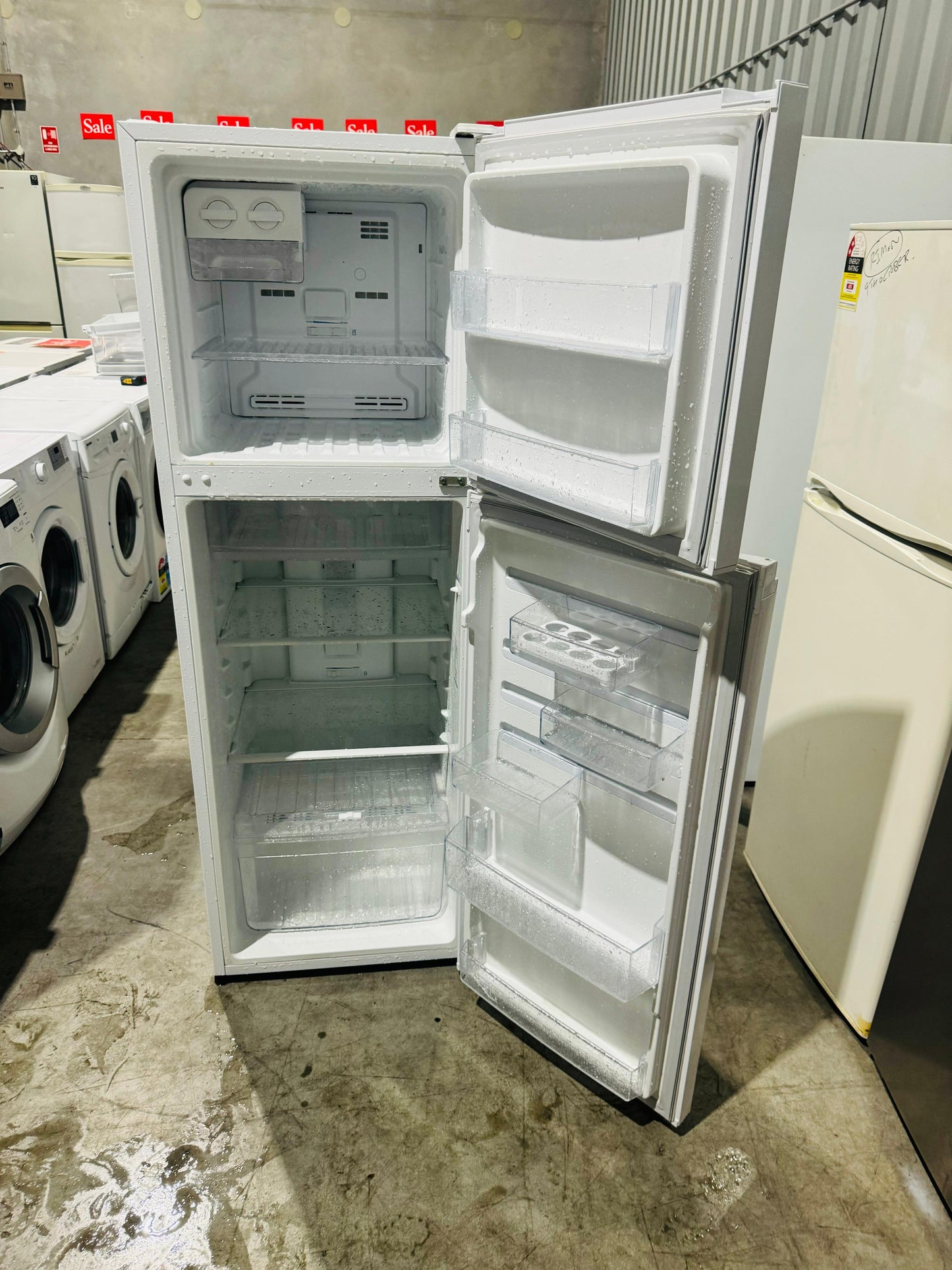 **WESTINGHOUSE 276 LITRES FRIDGE FREEZER**