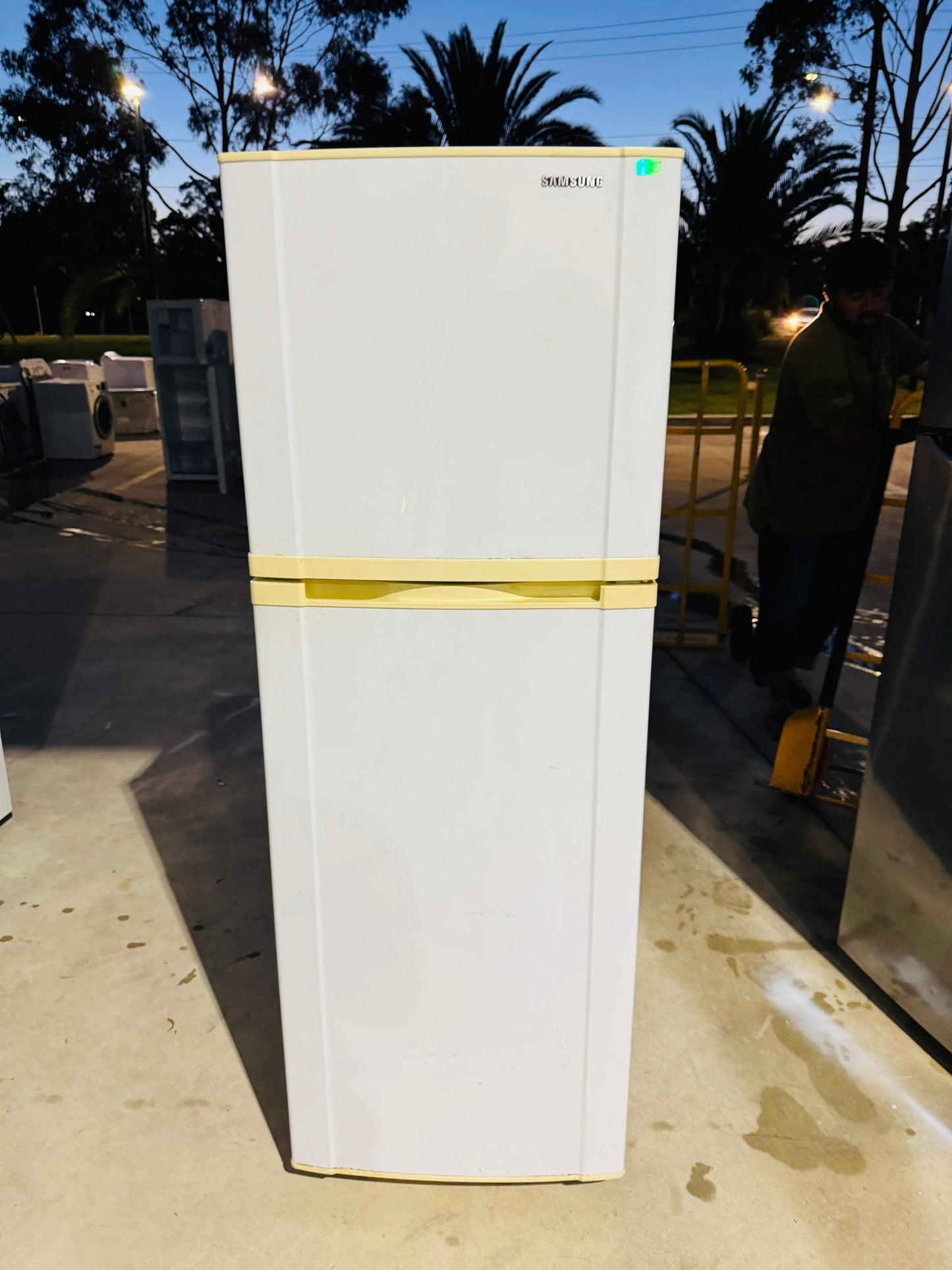 **SAMSUNG 228 LITRES FRIDGE FREEZER**