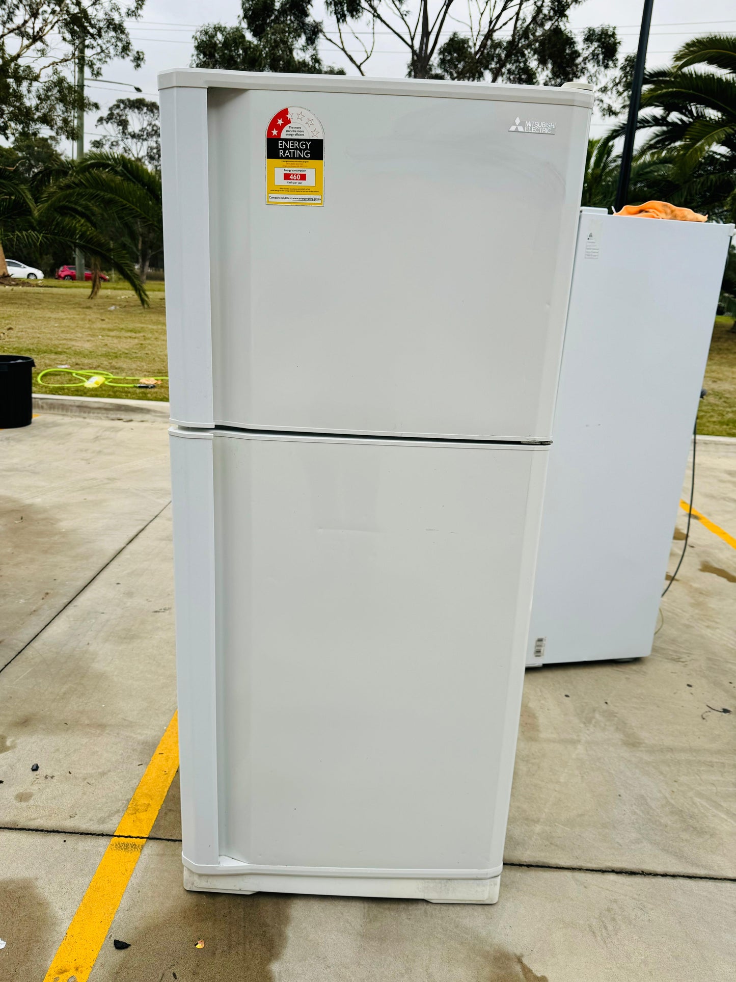 **MITSUBISHI 385 LITRES FRIDGE FREEZER**