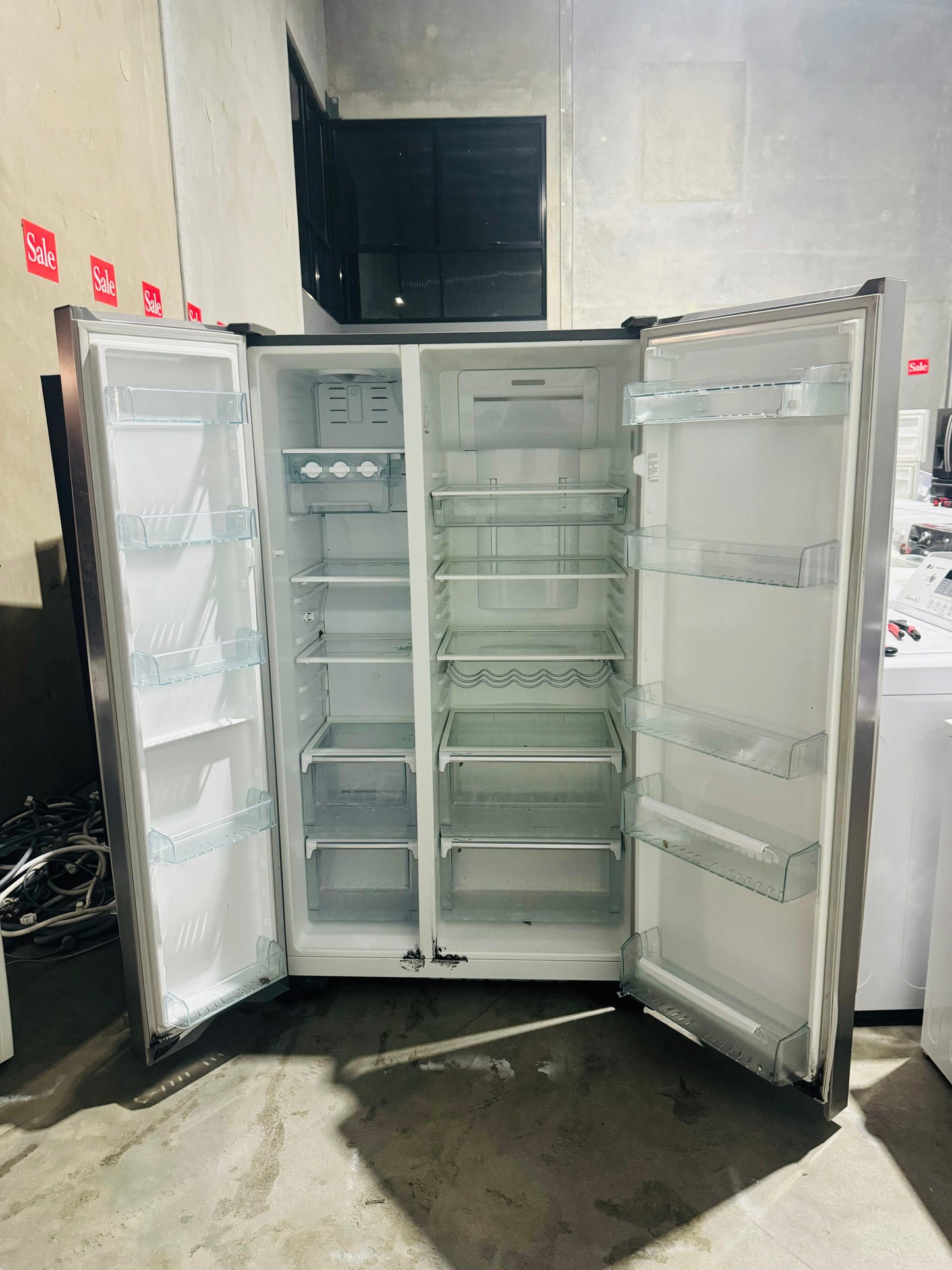 **WESTINGHOUSE 700 LITRES SIDE BY SIDE FRIDGE FREEZER**