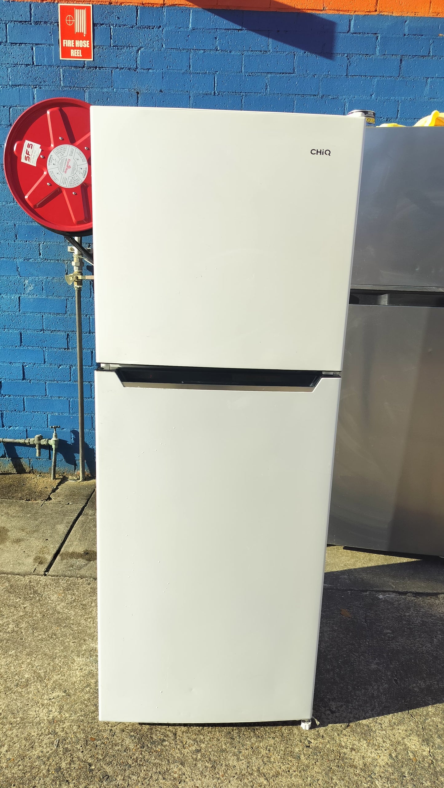 **CHIQ 216 LITRES FRIDGE FREEZER**