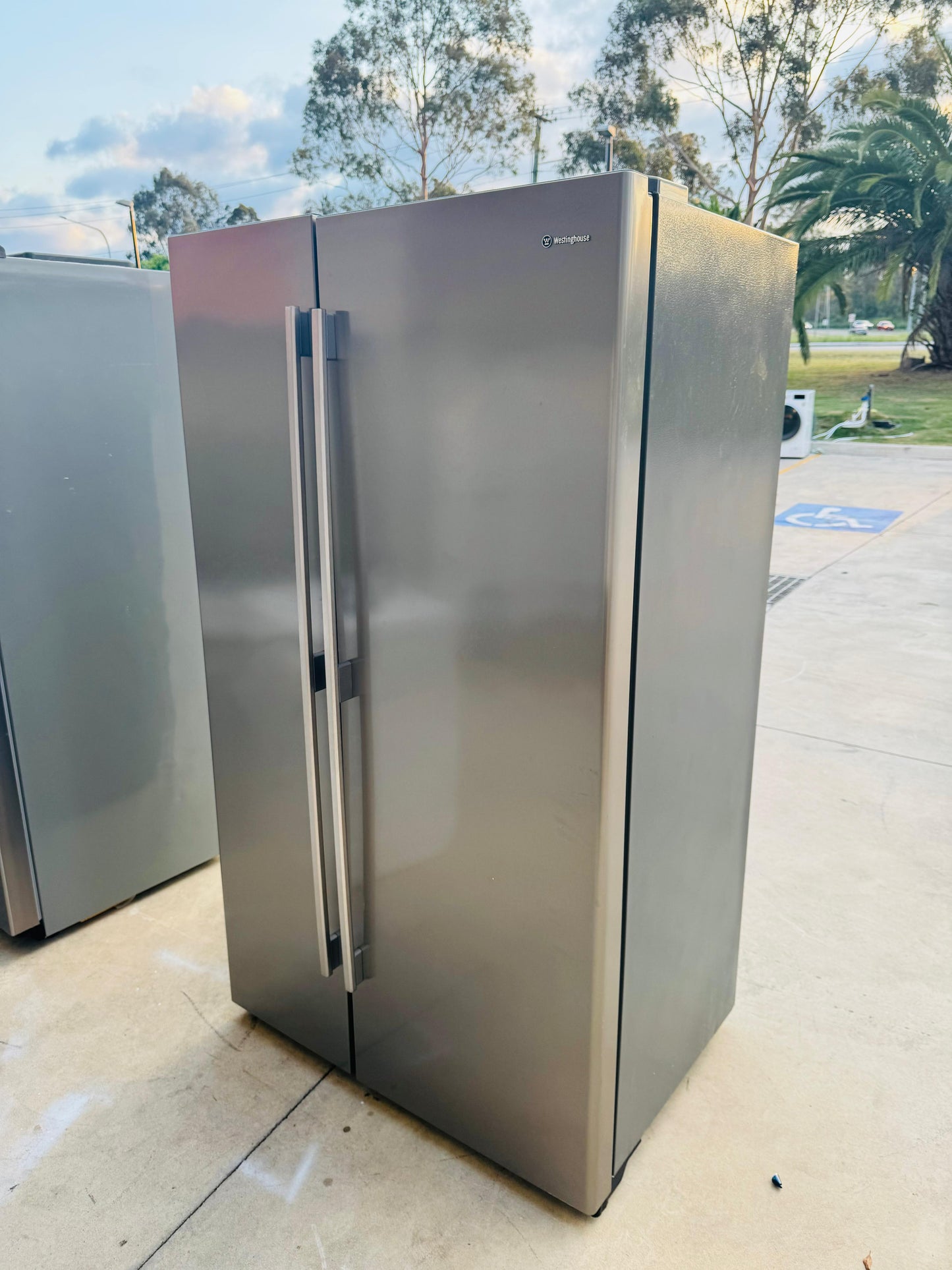 **WESTINGHOUSE SIDE BY SIDE 700 LITRES FRIDGE FREEZER **