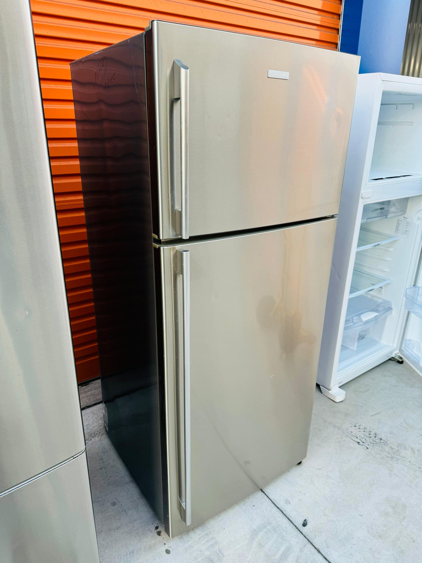 **ELECTROLUX 420 LITRES FRIDGE FREEZER**