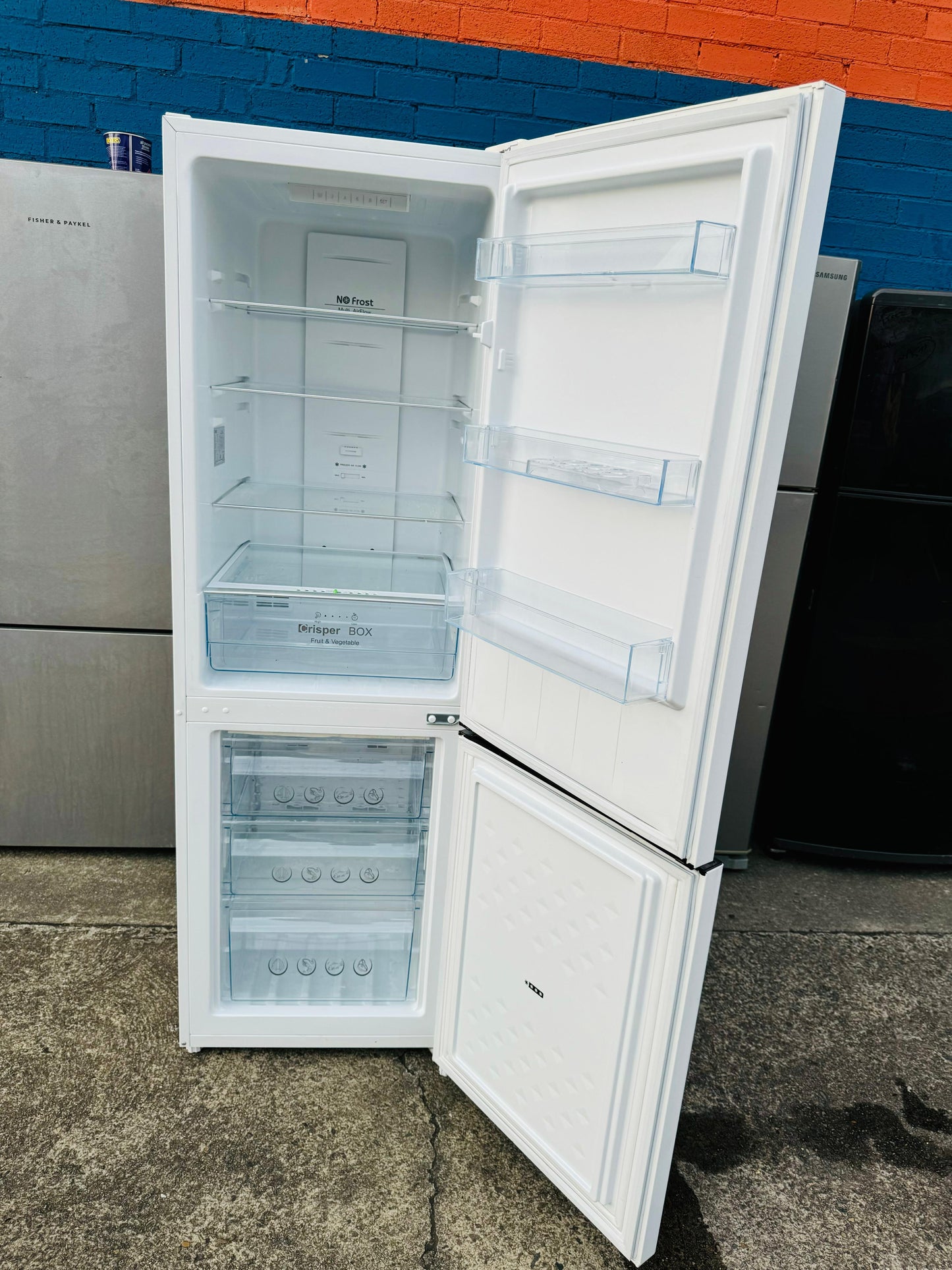 **CHIQ 251 LITRES FRIDGE FREEZER**