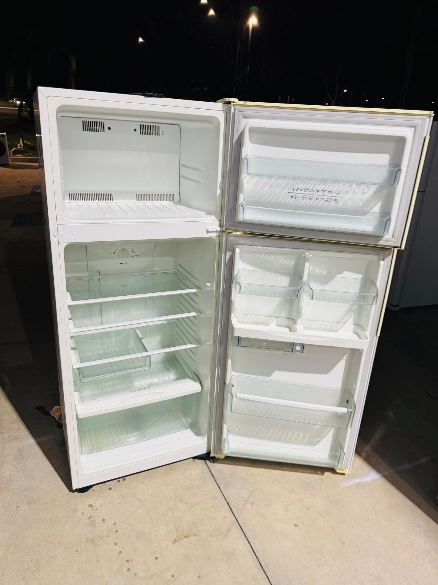 **WESTINGHOUSE 393 LITRES FRIDGE FREEZER**