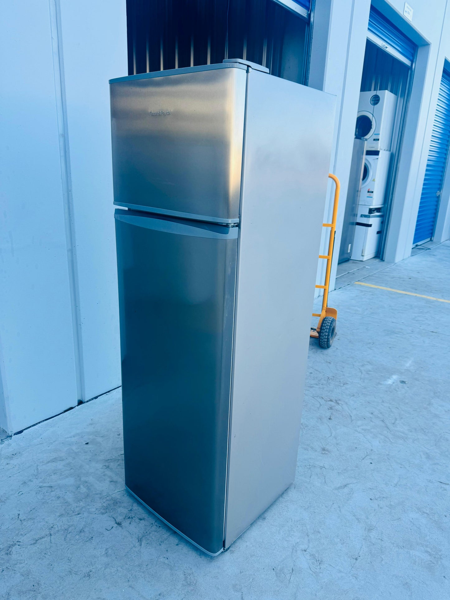 **FISHER & PAYKEL 248 LITRES FRIDGE FREEZER**