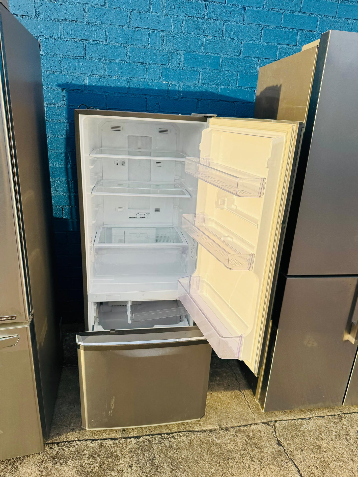 **MITSUBISHI 325 LITRES FRIDGE FREEZER**