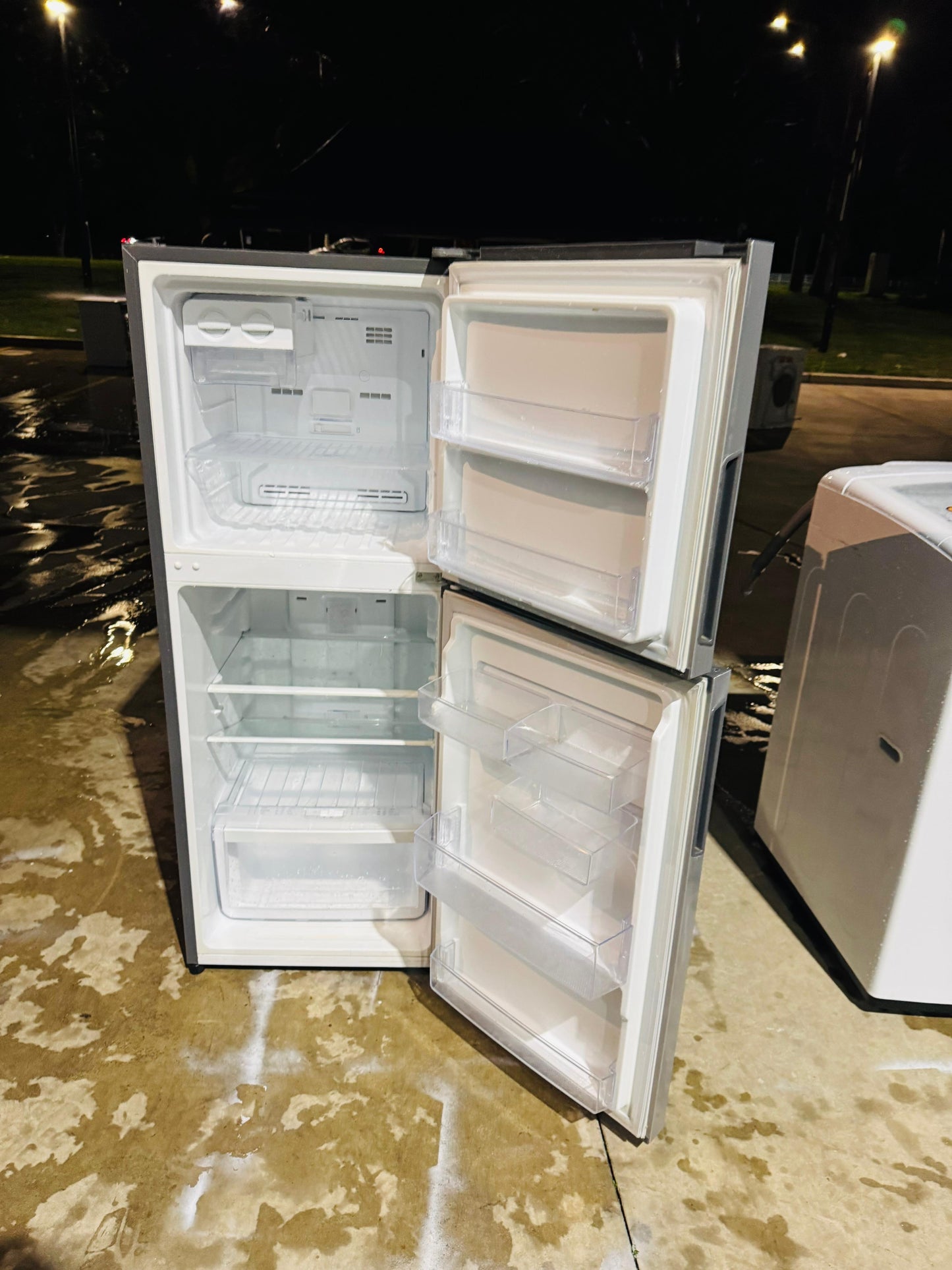 **WESTINGHOUSE 231 LITRES FRIDGE FREEZER**