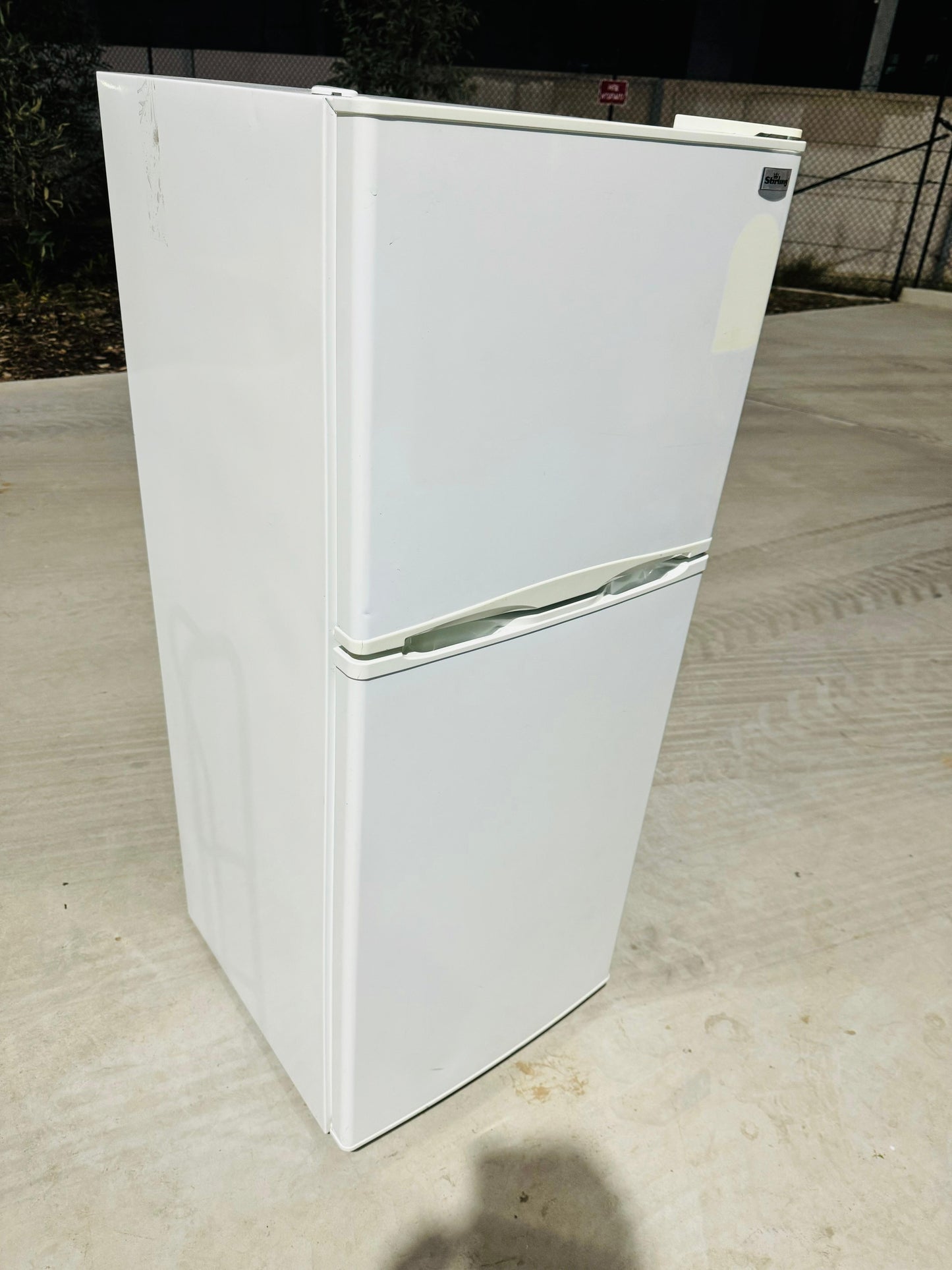 **STIRLING 215 LITRES FRIDGE FREEZER**