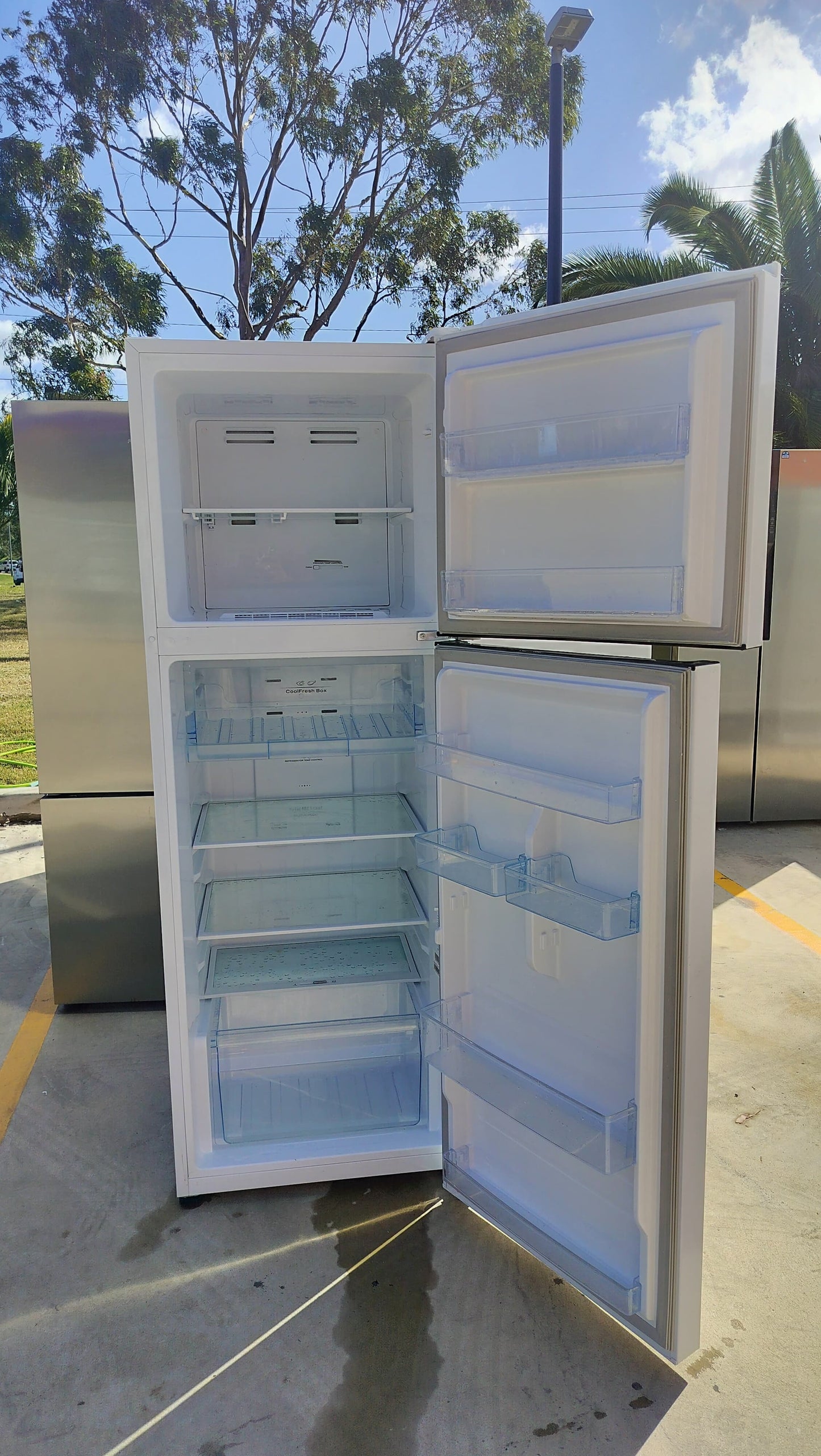 **HISENSE 350 LITRES FRIDGE FREEZER**