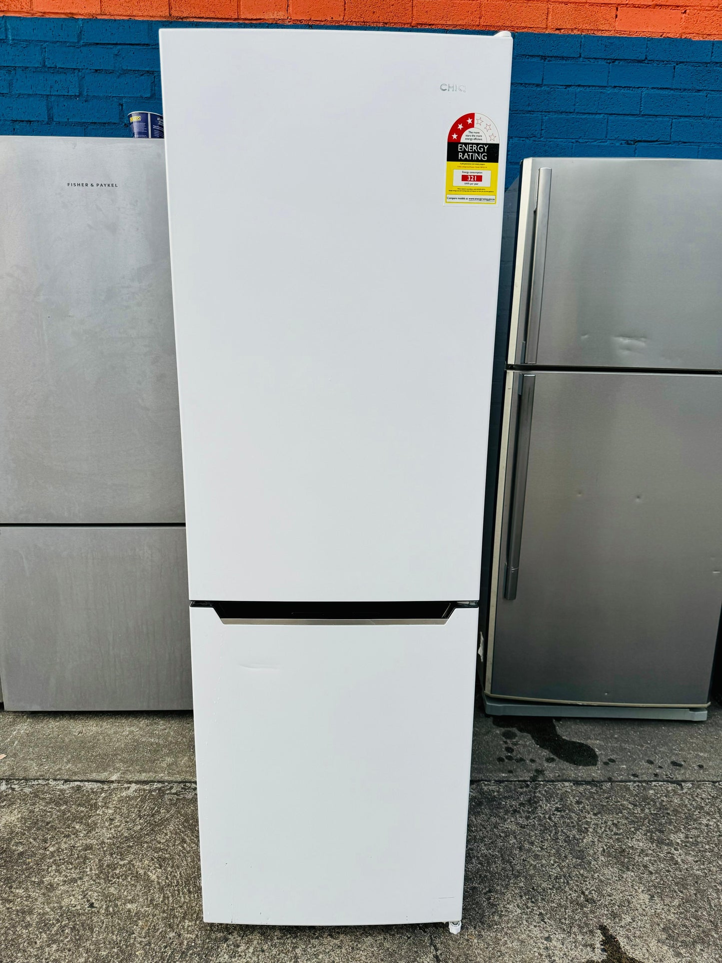 **CHIQ 251 LITRES FRIDGE FREEZER**