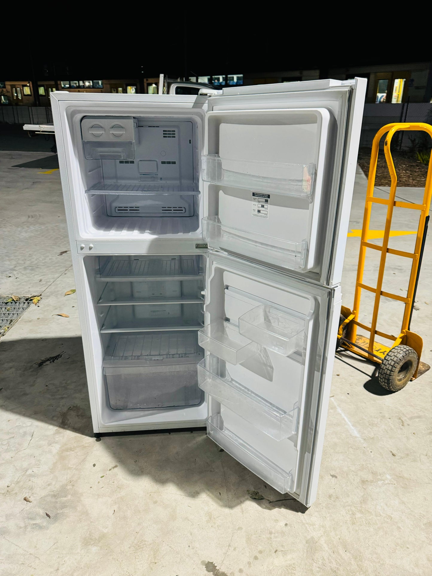 **WESTINGHOUSE 231 LITRES FRIDGE FREEZER**