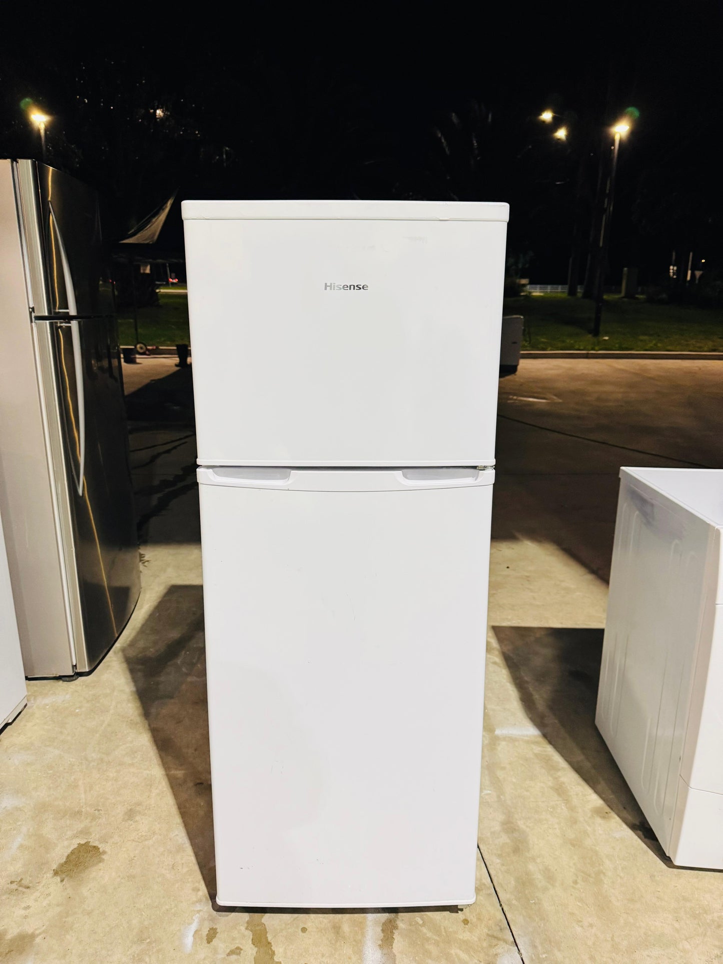 **HISENSE 221 LITRES FRIDGE FREEZER**