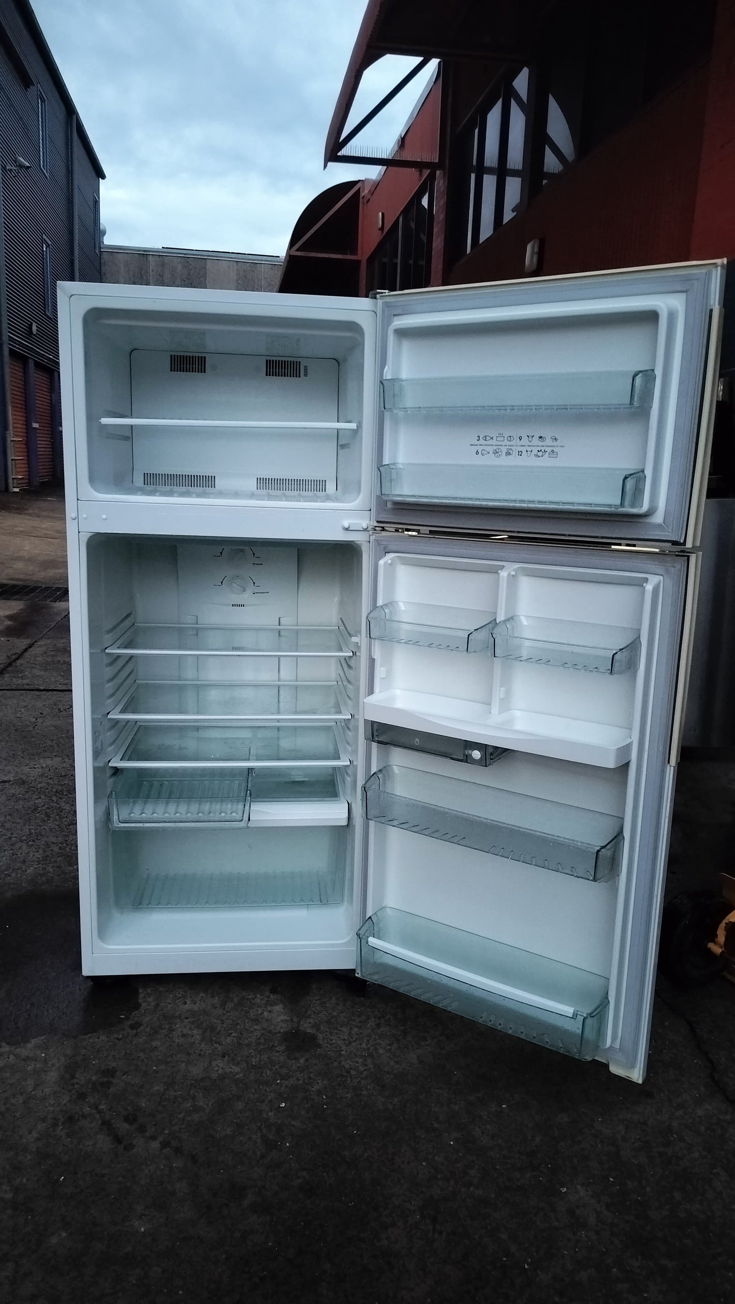 **WESTINGHOUSE 416 LITRES FRIDGE FREEZER**