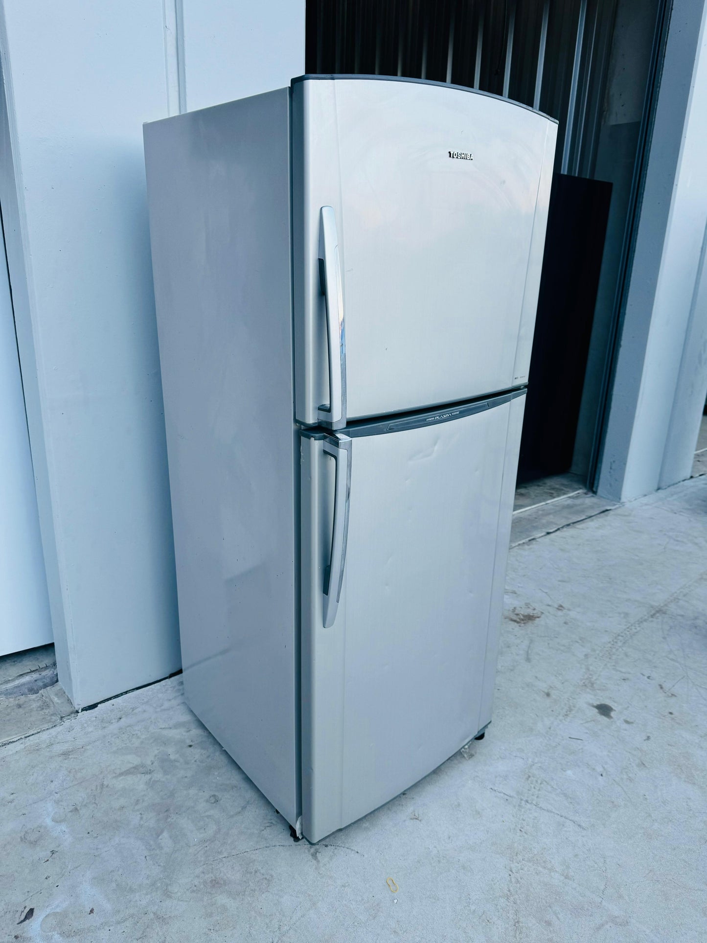 **TOSHIBA 382 LITRES FRIDGE FREEZER**