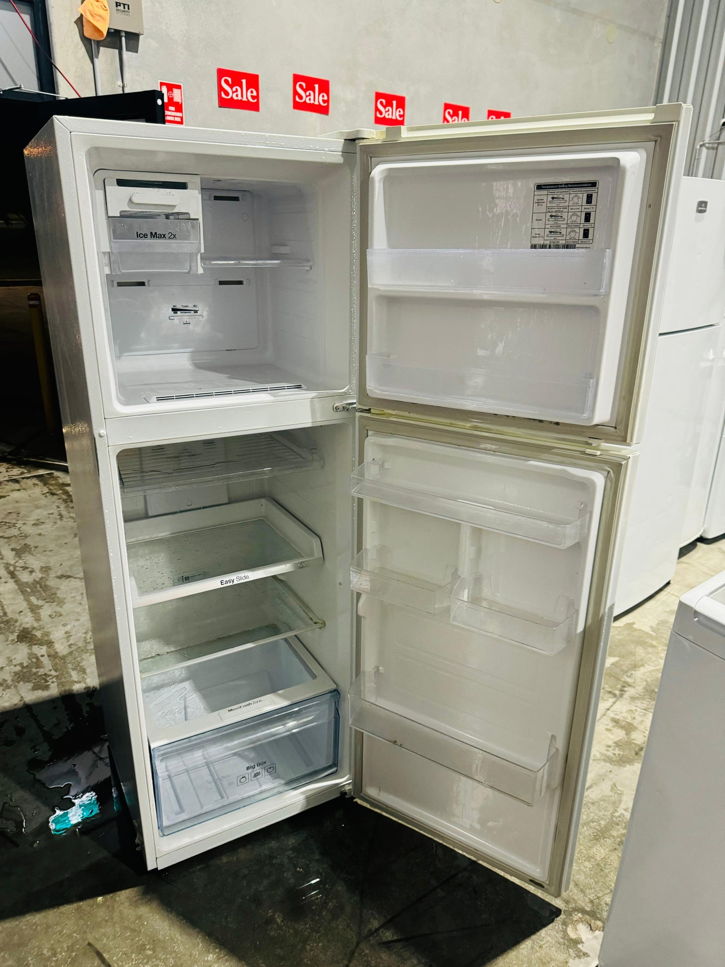 **SAMSUNG 341 LITRES FRIDGE FREEZER**